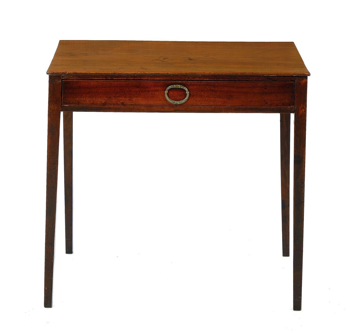 Anglais Table en acajou George II avec un seul tiroir long, vers 1810 en vente