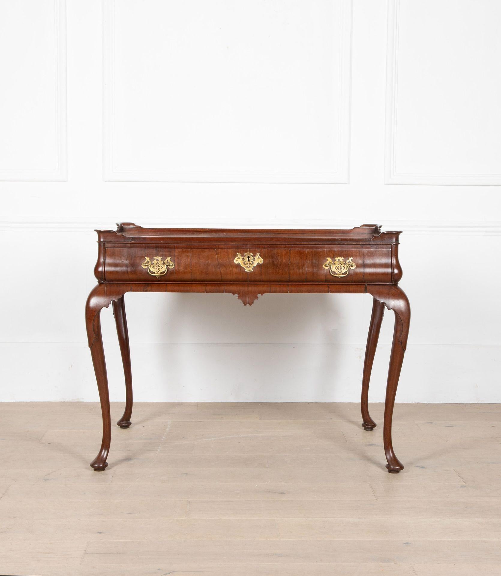Table d'appoint à plateau en acajou de George II, le plateau à bord mouluré et le tiroir pleine longueur à la frise ventrue, l'ensemble reposant sur d'élégants pieds cabriole se terminant par des pieds pad. Un point remarquable de cette table est la