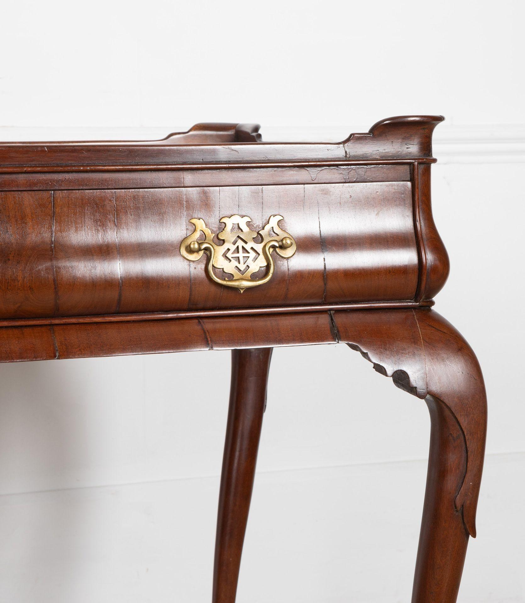 XVIIIe siècle et antérieur Table d'appoint George II en acajou à plateau en vente