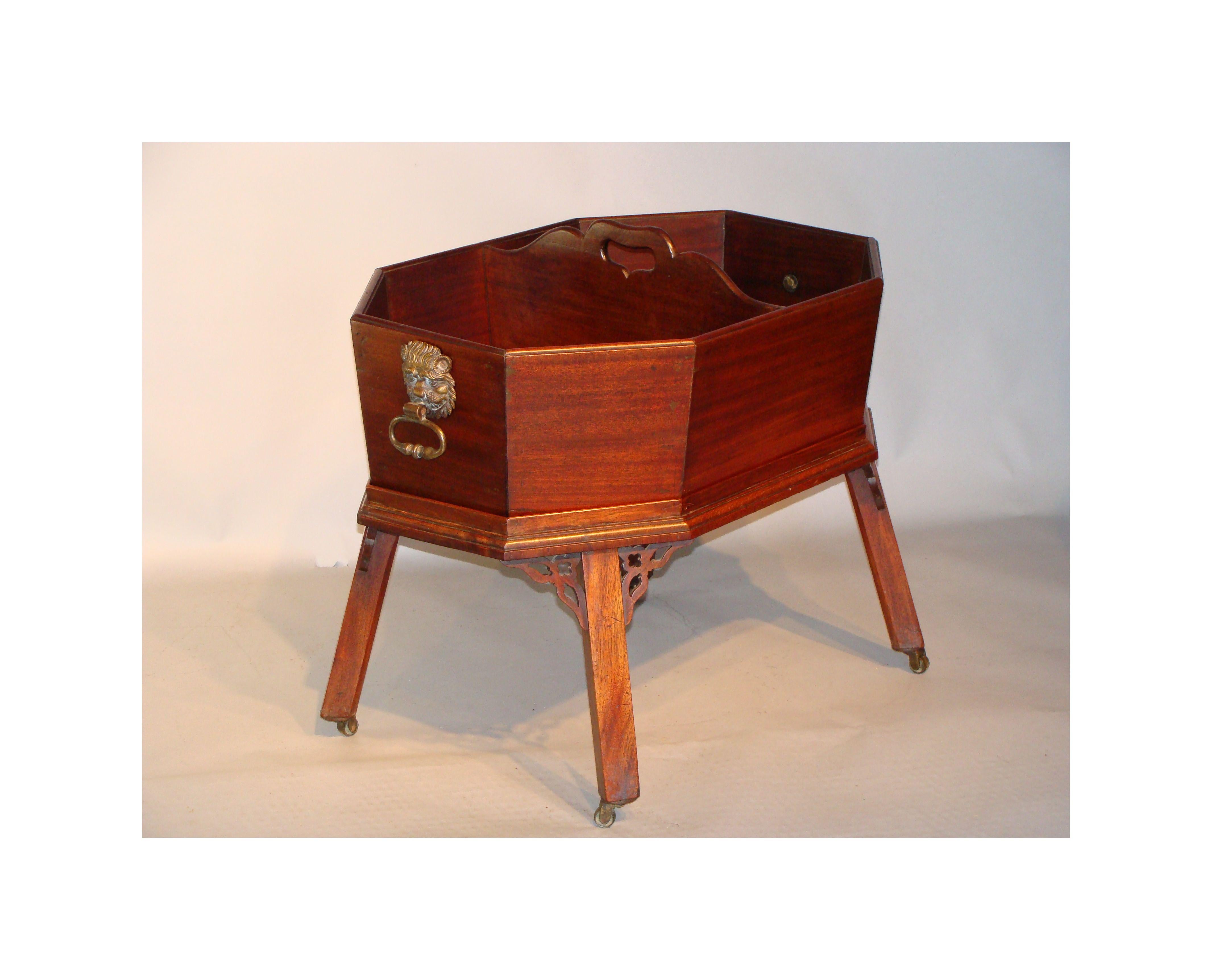 George II Mahogany Wine Waiter or Bottle Carrier In Good Condition For Sale In Lymington, GB