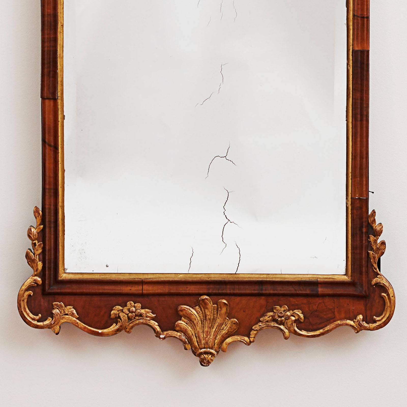 George II mirror.
Walnut, gilded wood carvings.
Original mirror. Mirror with a beautiful original patina
England, 1720-1730.