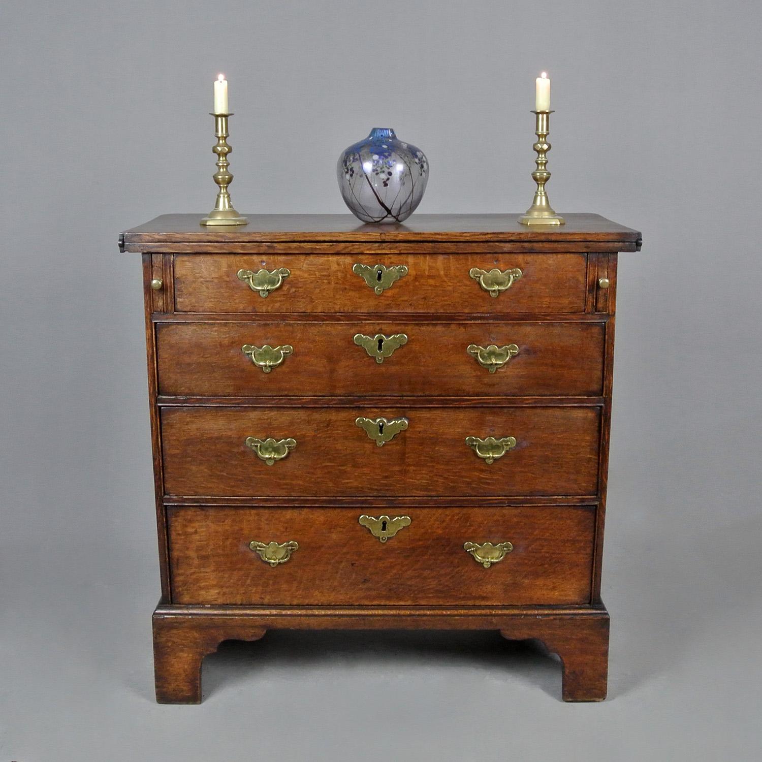 George II Oak Bachelor’s Chest of Small Proportions c. 1740 In Good Condition In Heathfield, GB