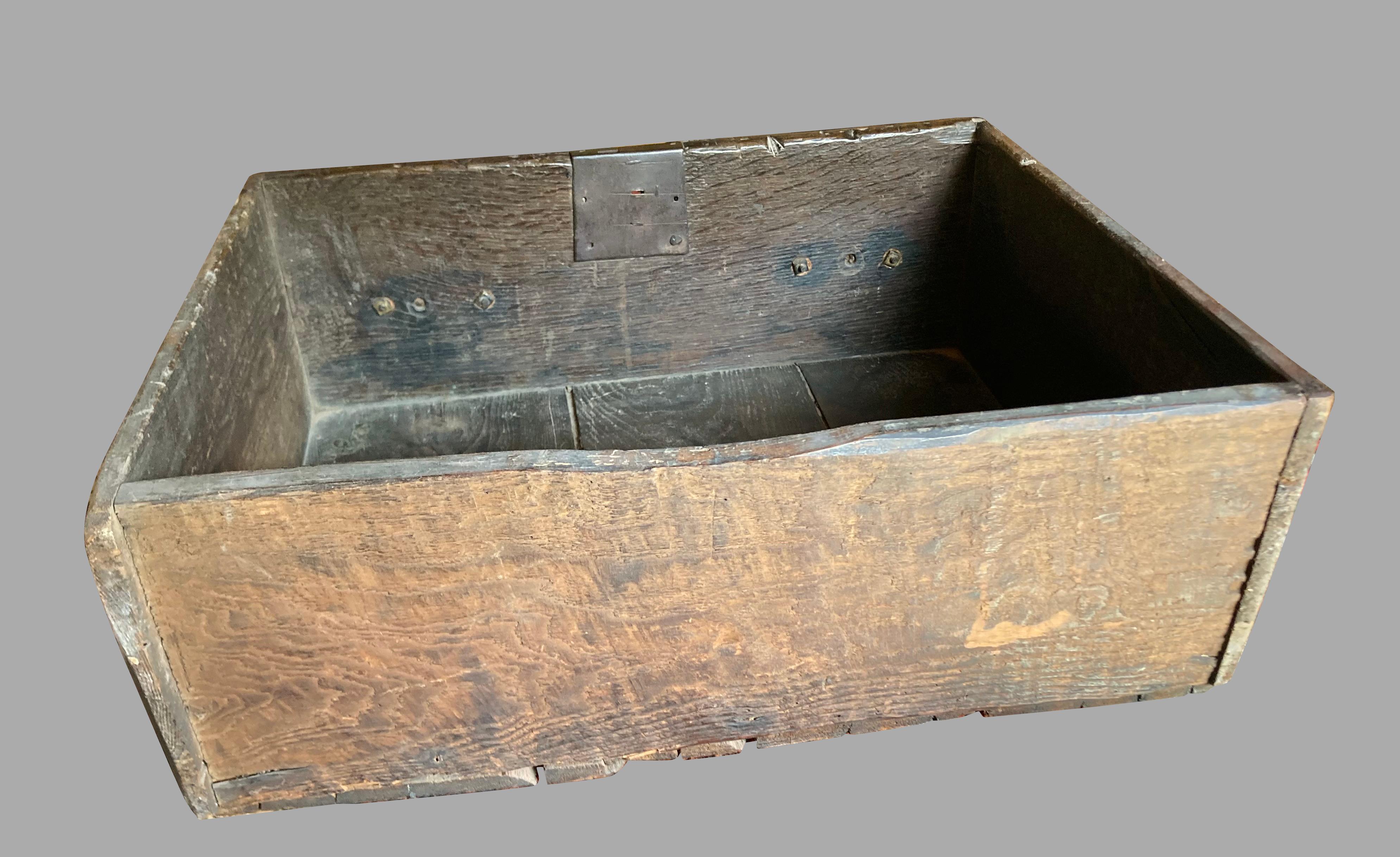 Base de commode en chêne George II avec 3 tiroirs à bandes croisées sur pieds cabriole en vente 8