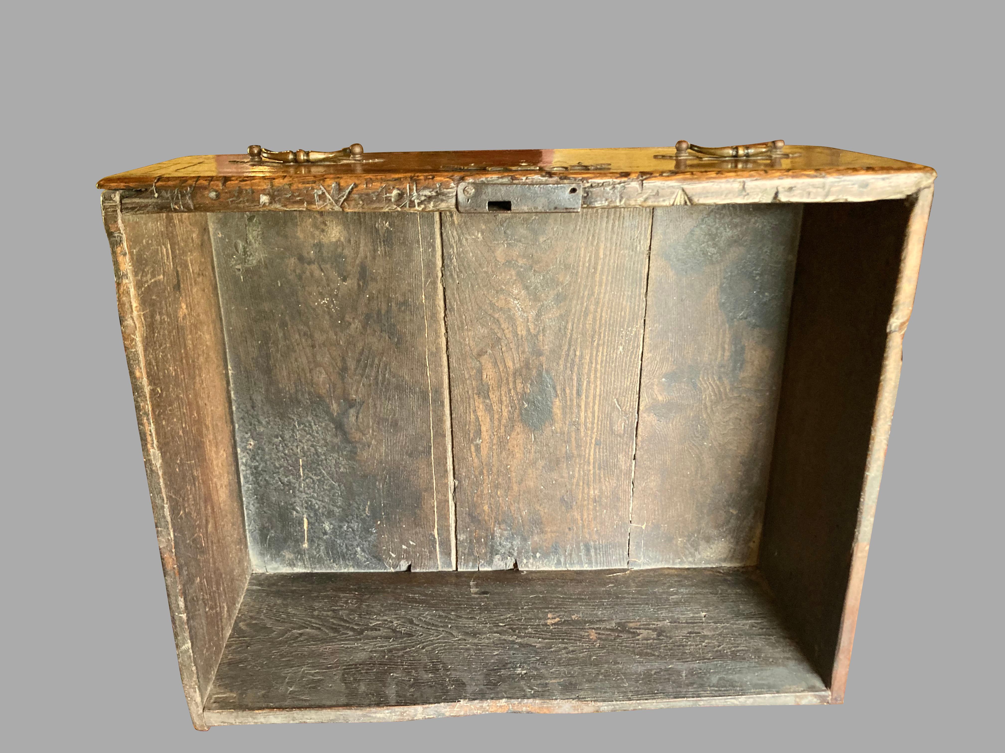 Base de commode en chêne George II avec 3 tiroirs à bandes croisées sur pieds cabriole en vente 9