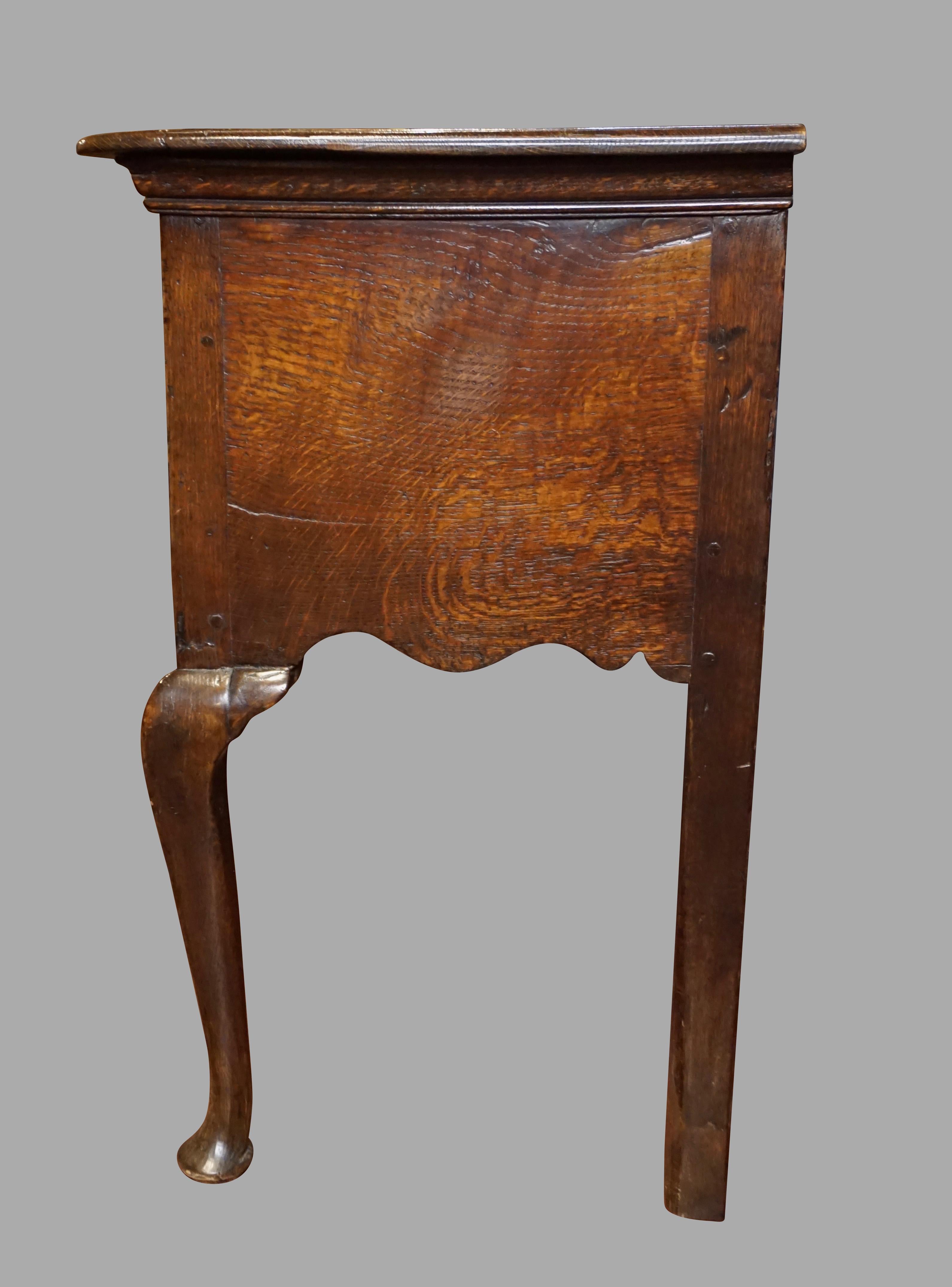 Chêne Base de commode en chêne George II avec 3 tiroirs à bandes croisées sur pieds cabriole en vente