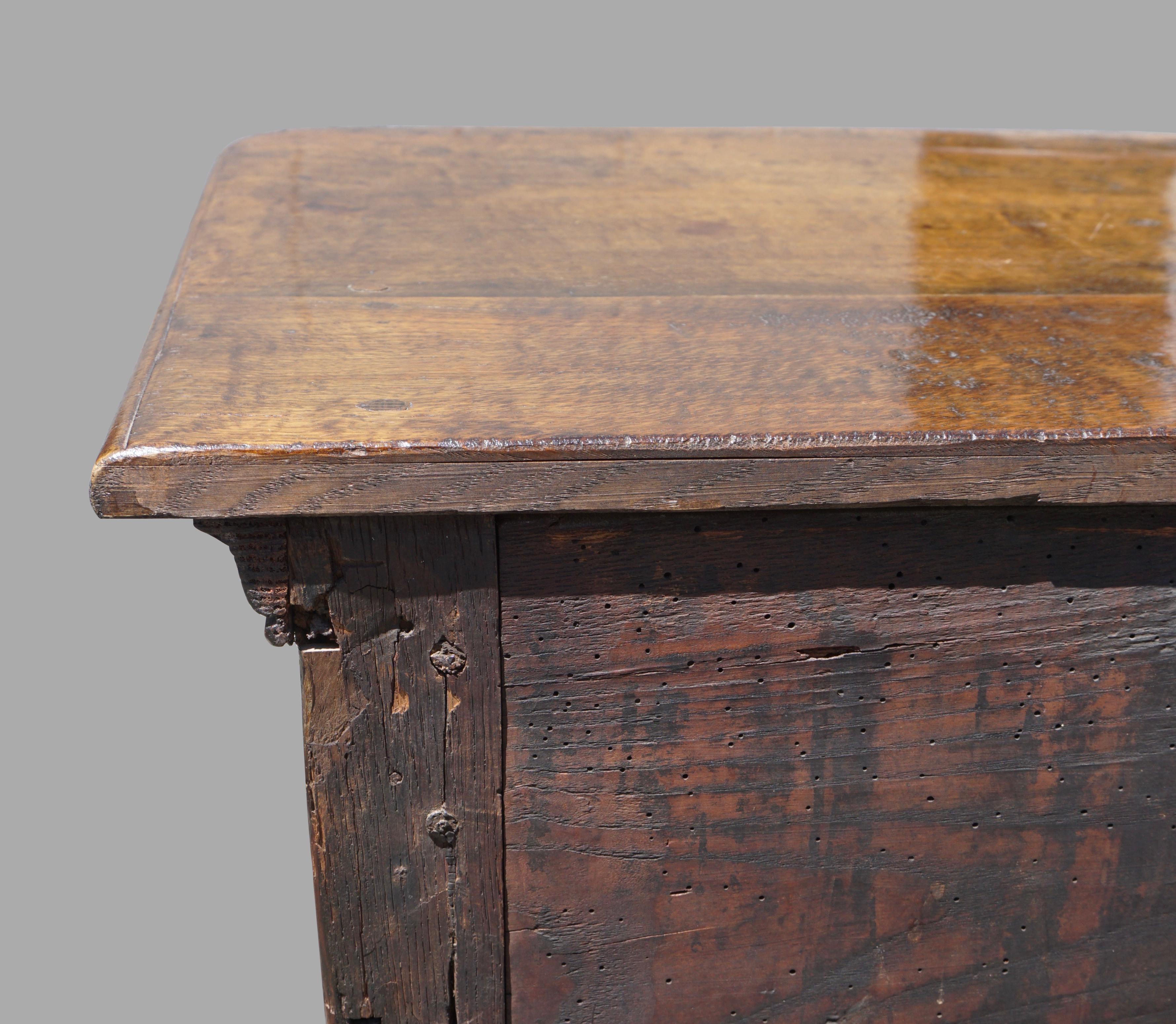 Base de commode en chêne George II avec 3 tiroirs à bandes croisées sur pieds cabriole en vente 3