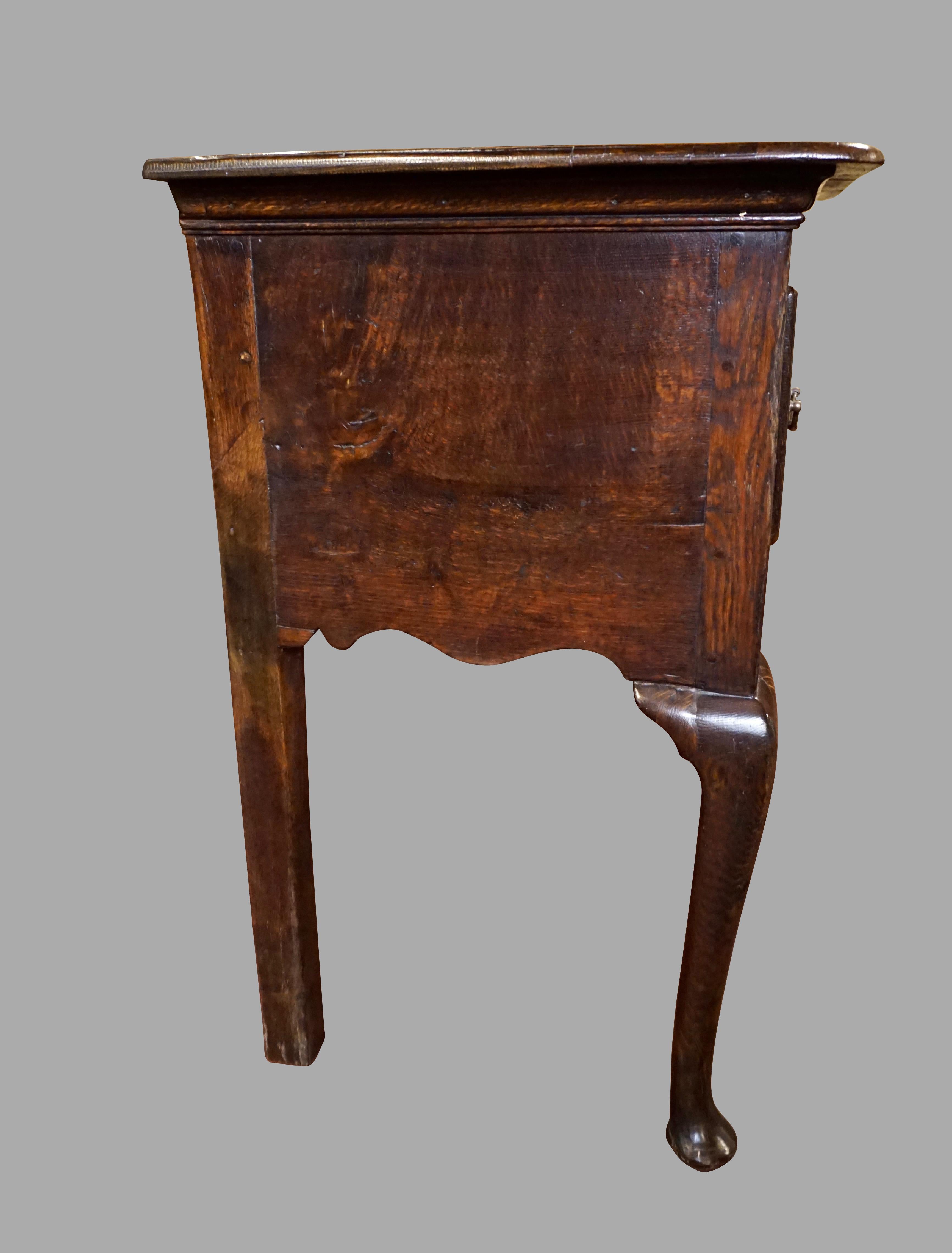 Base de commode en chêne George II avec 3 tiroirs à bandes croisées sur pieds cabriole en vente 1