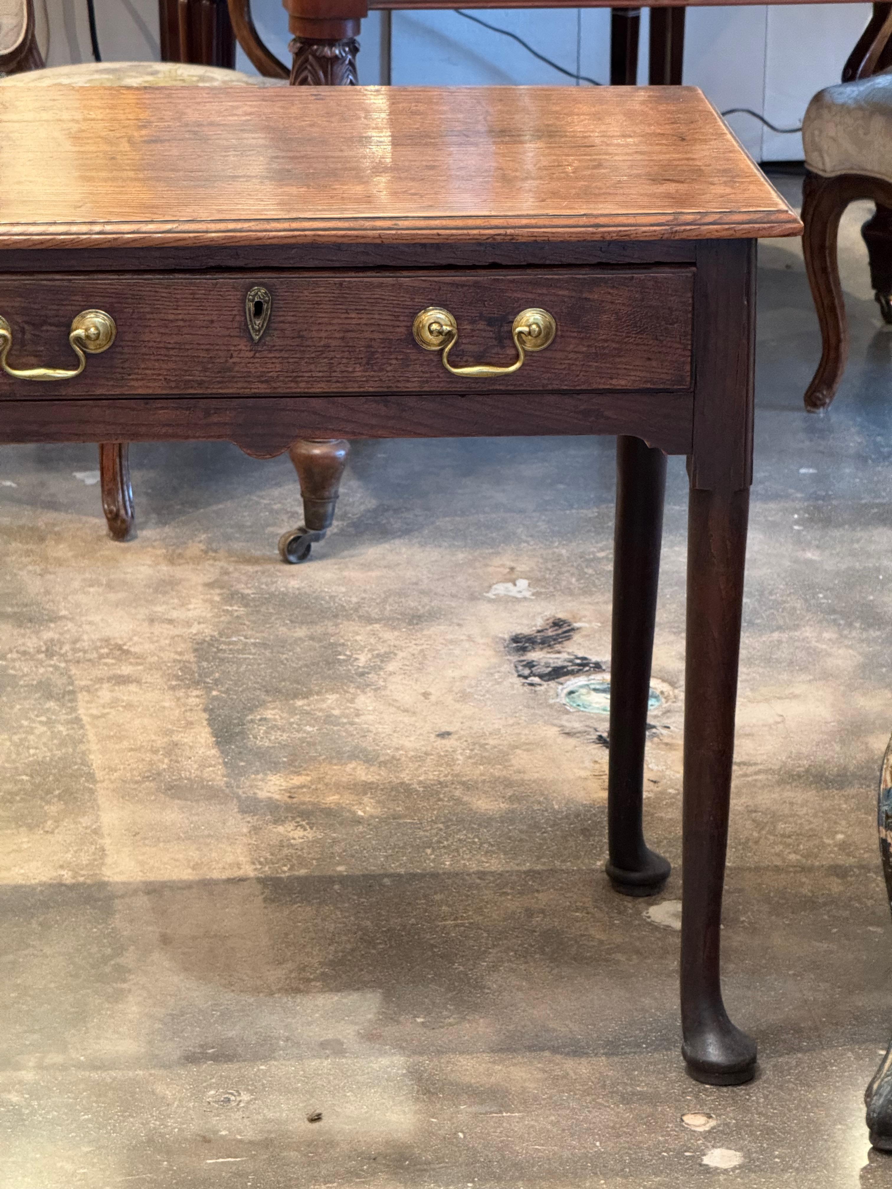 Laiton Table d'appoint en Oak George II en vente