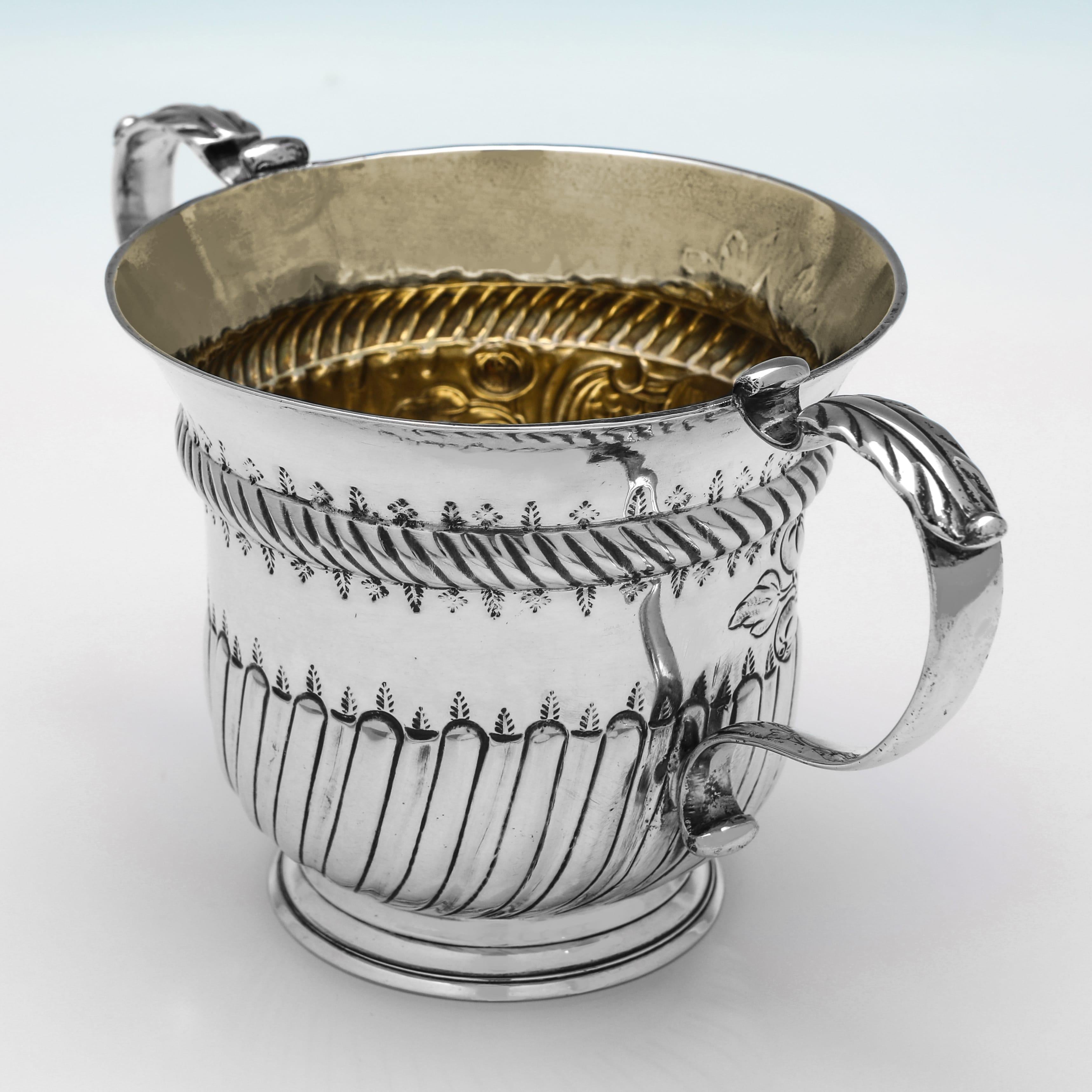 Marcada en Londres en 1749 por Richard Gosling, esta hermosa Portera Antigua de Plata de Ley de la época de Jorge II es de estilo tradicional, con decoración cincelada, asas con detalles de acanto y un interior dorado. El porrón mide 10 cm de alto