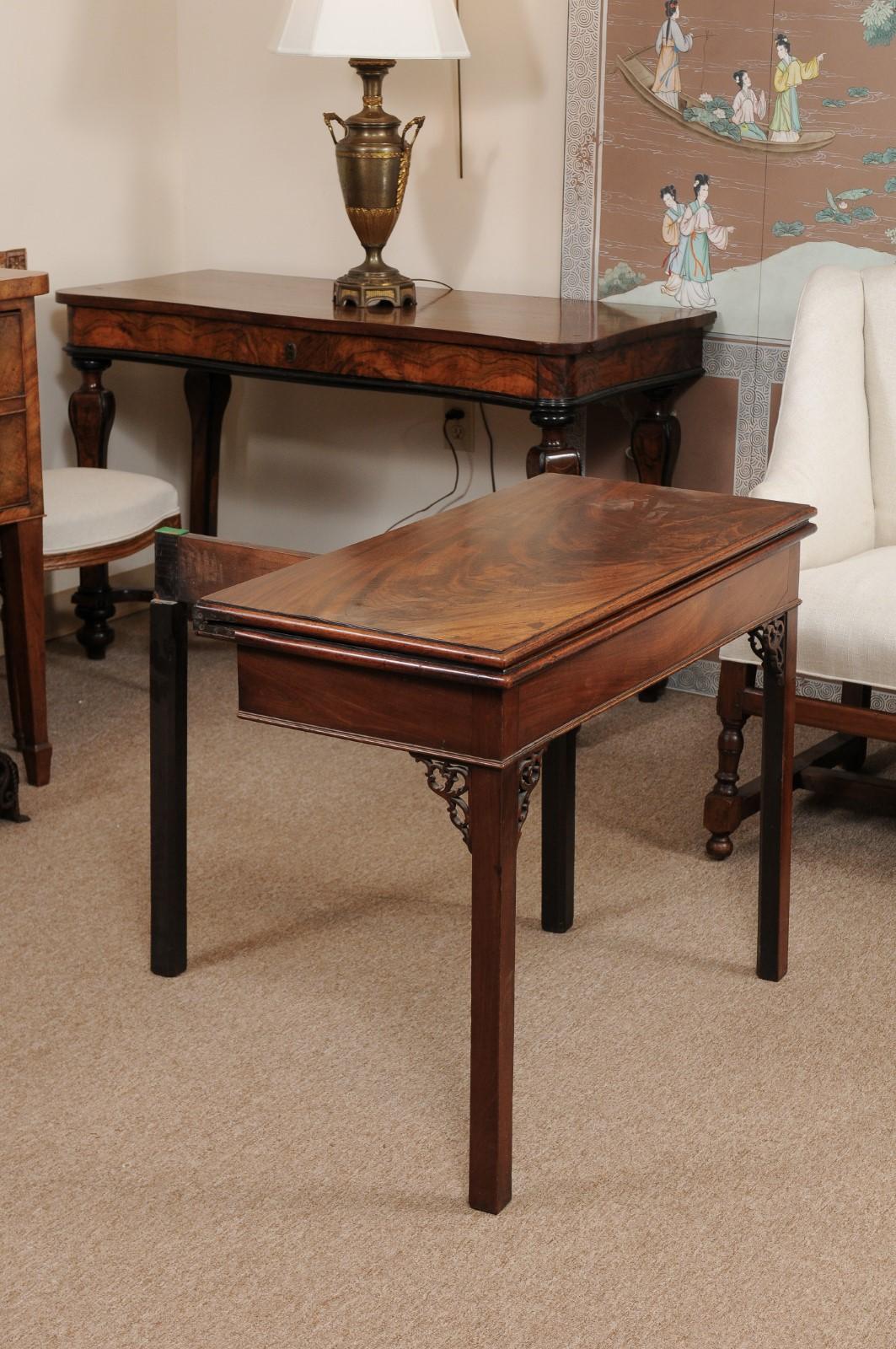 George II Period Flip-Top Tea Table with Fretwork, England ca. 1760 In Good Condition For Sale In Atlanta, GA