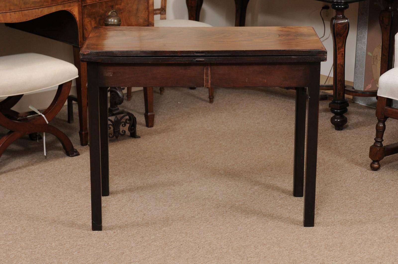 George II Periode Flip-Top-Teetisch mit Laubsägearbeiten, England ca. 1760 im Angebot 1
