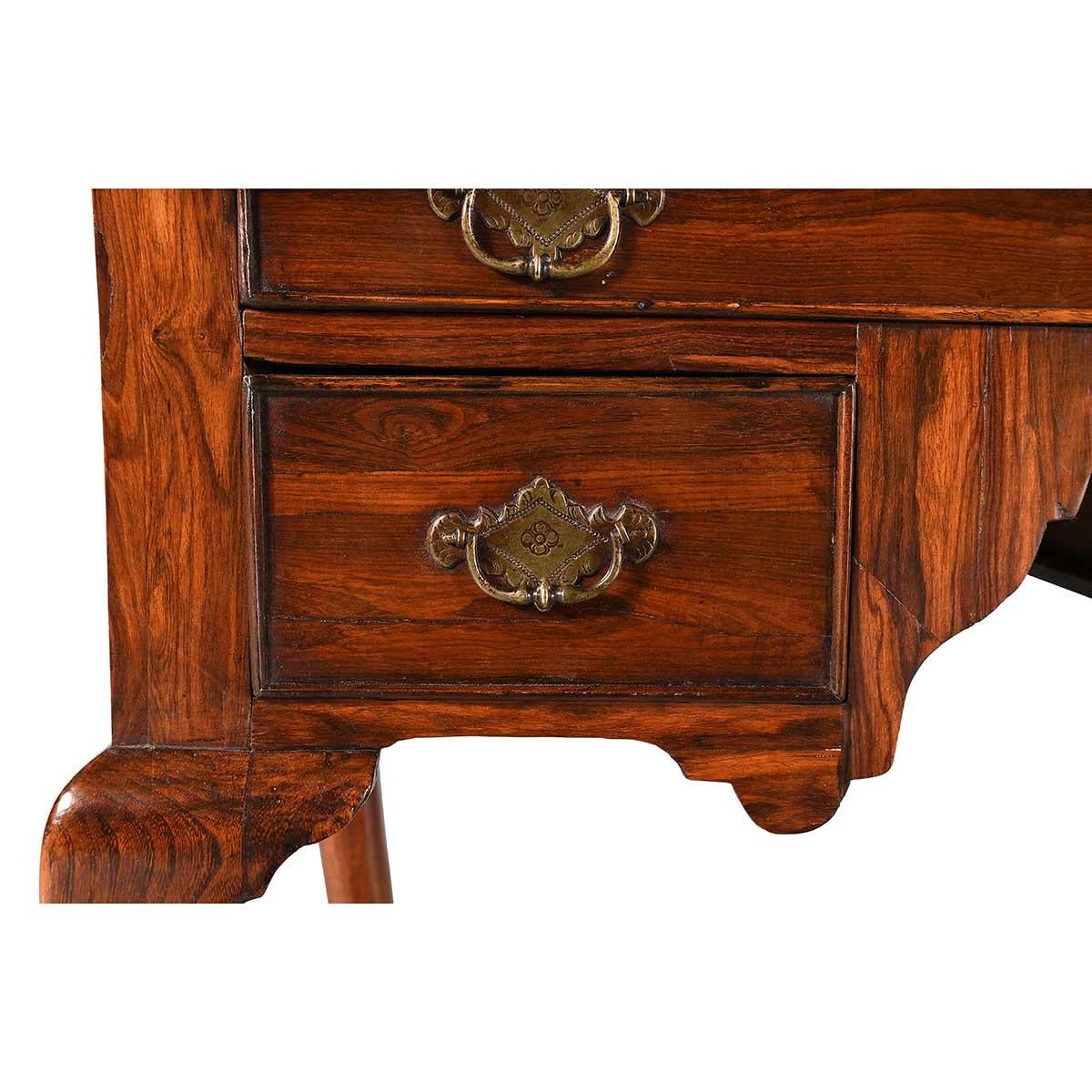 Inglese Lowboy impiallacciato in legno di Re Giorgio II in vendita