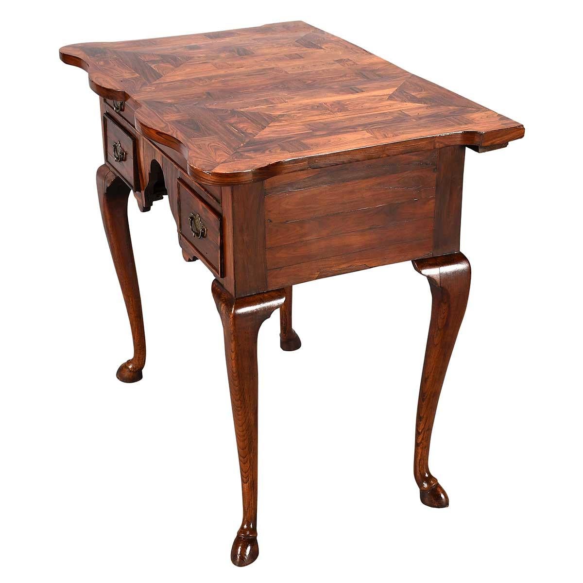 XVIII secolo Lowboy impiallacciato in legno di Re Giorgio II in vendita