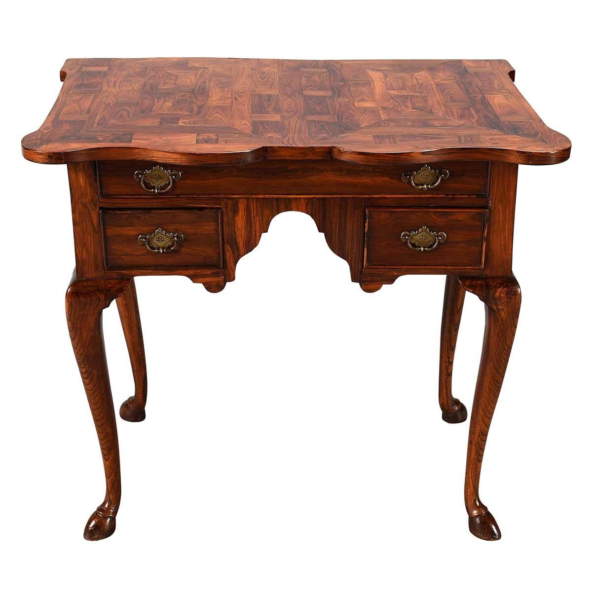 Lowboy impiallacciato in legno di Re Giorgio II in vendita 1