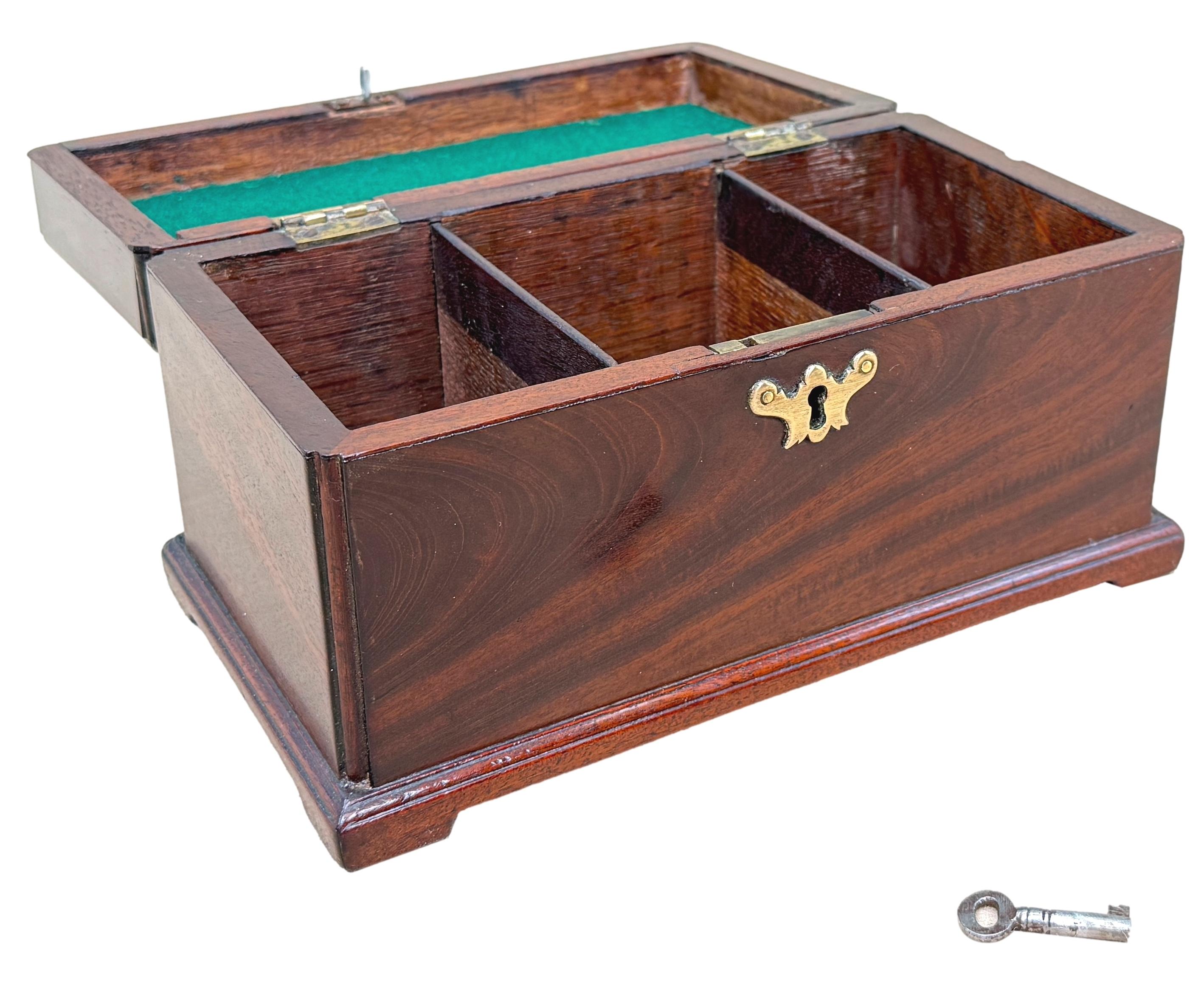 Caja de té rectangular de caoba del siglo XVIII, época de Jorge II, con asa original de latón y cuello de cisne en la parte superior abisagrada, tres divisiones interiores y elegantes esquinas inclinadas.

Una pequeña y encantadora caja de té del