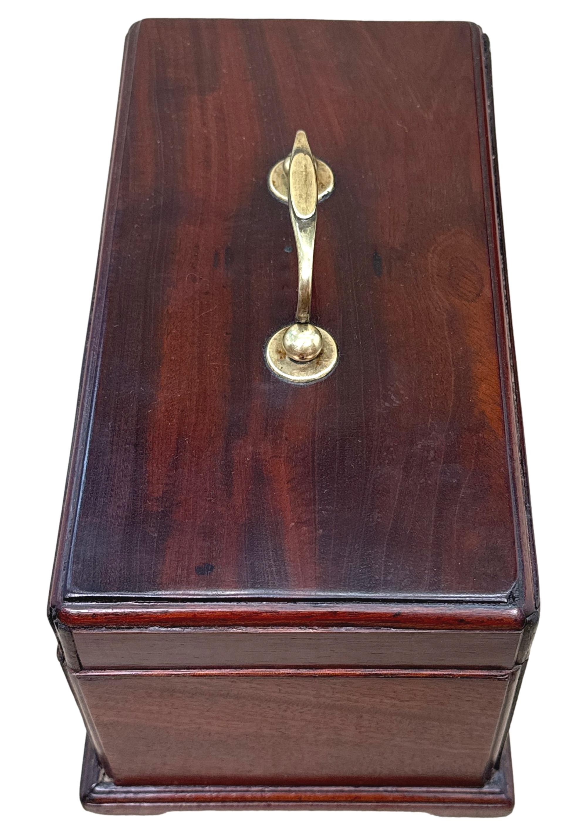 Caja de té de caoba del periodo Jorge II Inglés en venta