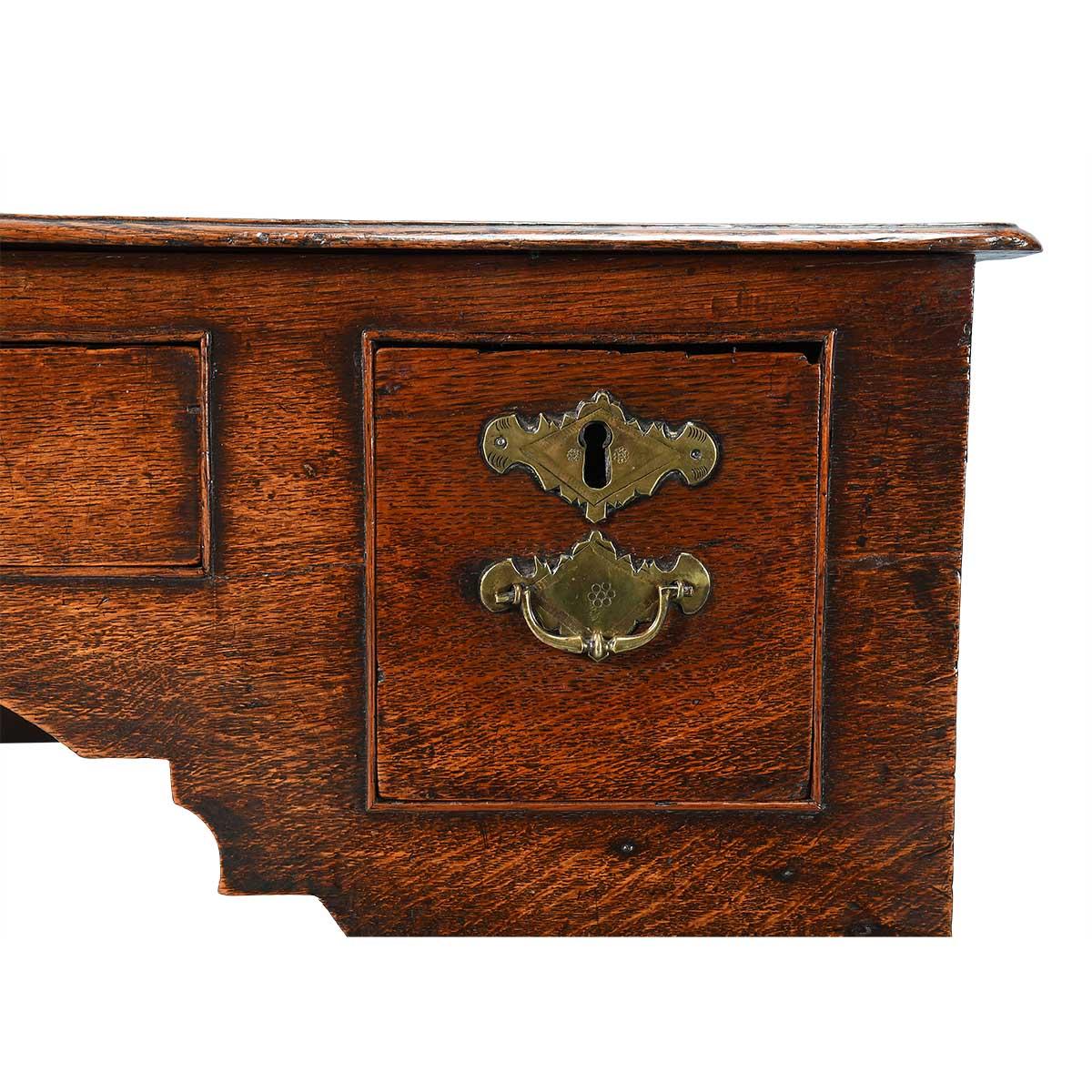 Lowboy aus Eiche aus der George-II-Periode auf vier eckigen Cabriole-Beinen (George II.) im Angebot