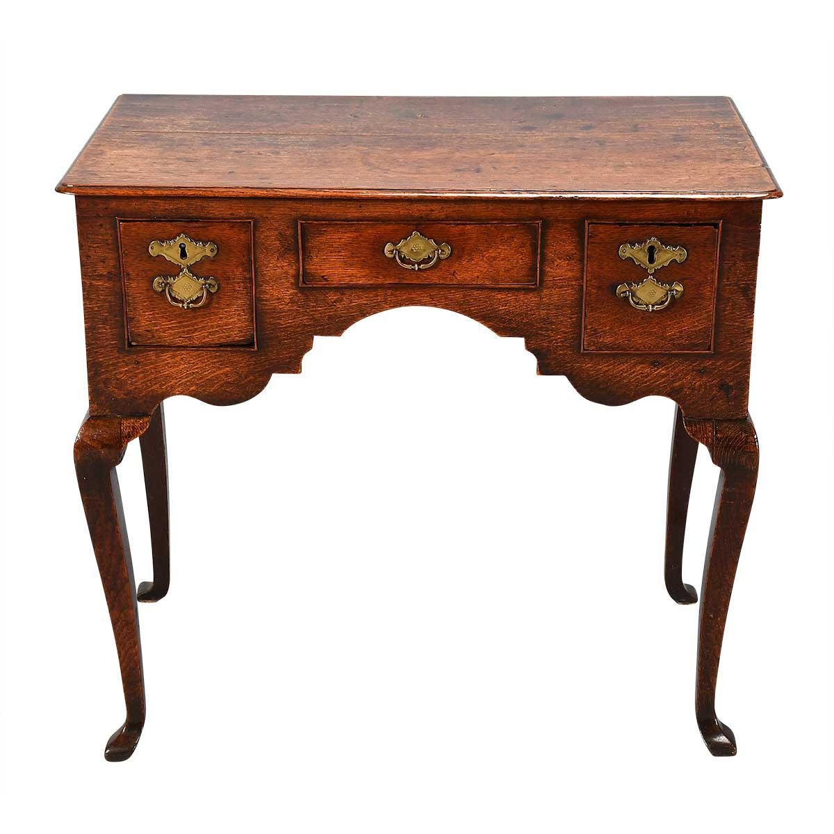 Lowboy aus Eiche aus der George-II-Periode auf vier eckigen Cabriole-Beinen im Zustand „Gut“ im Angebot in Harrodsburg, KY