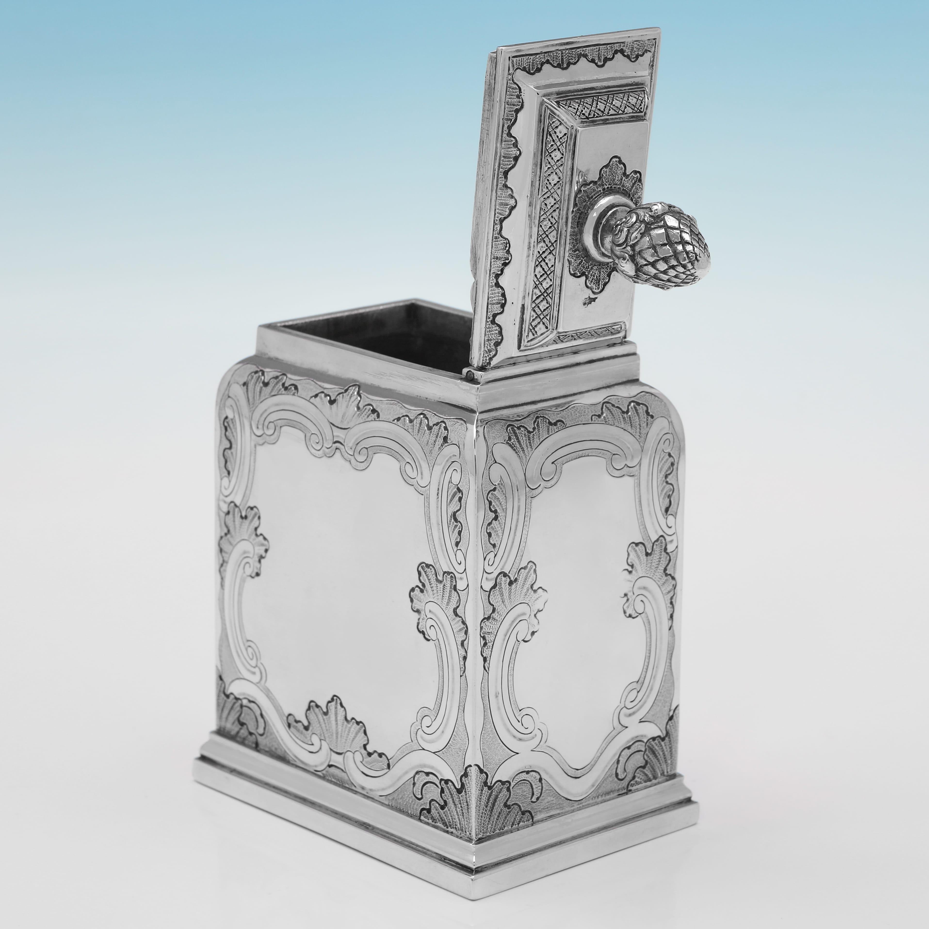 Con il marchio di garanzia di John Pero a Londra nel 1739, questa splendida suite di porta tè e porta zucchero in argento massiccio del periodo George II è di gusto rococò, con decorazioni piatte a cesello e terminali ad ananas, e viene presentata