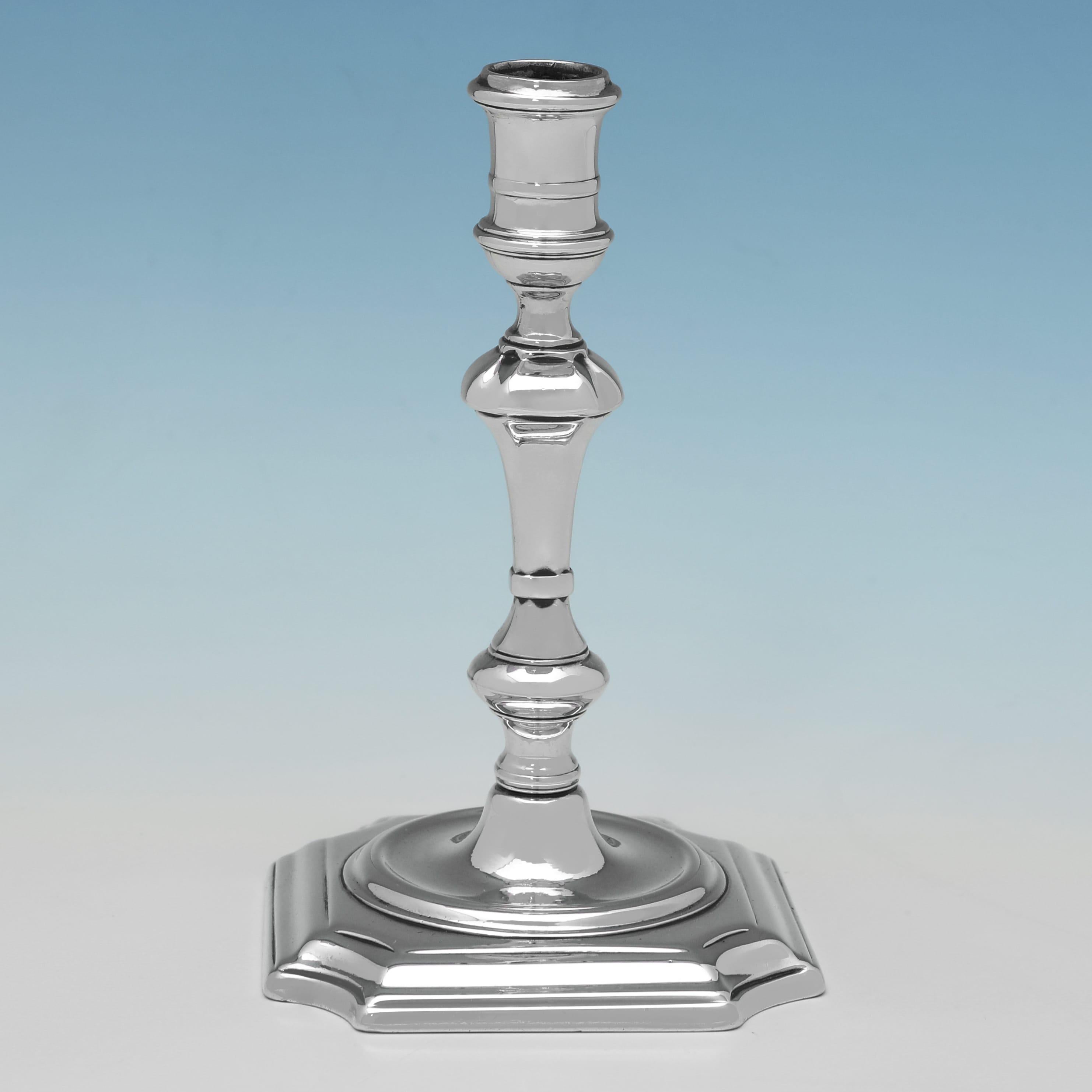 Con marchio di garanzia a Londra nel 1729 da Richard Green, questo bellissimo bacchetta in argento antico di George II è fuso e di forma tradizionale, con una base ad angolo tagliato e dettagli in canna. Il cero misura 4,25