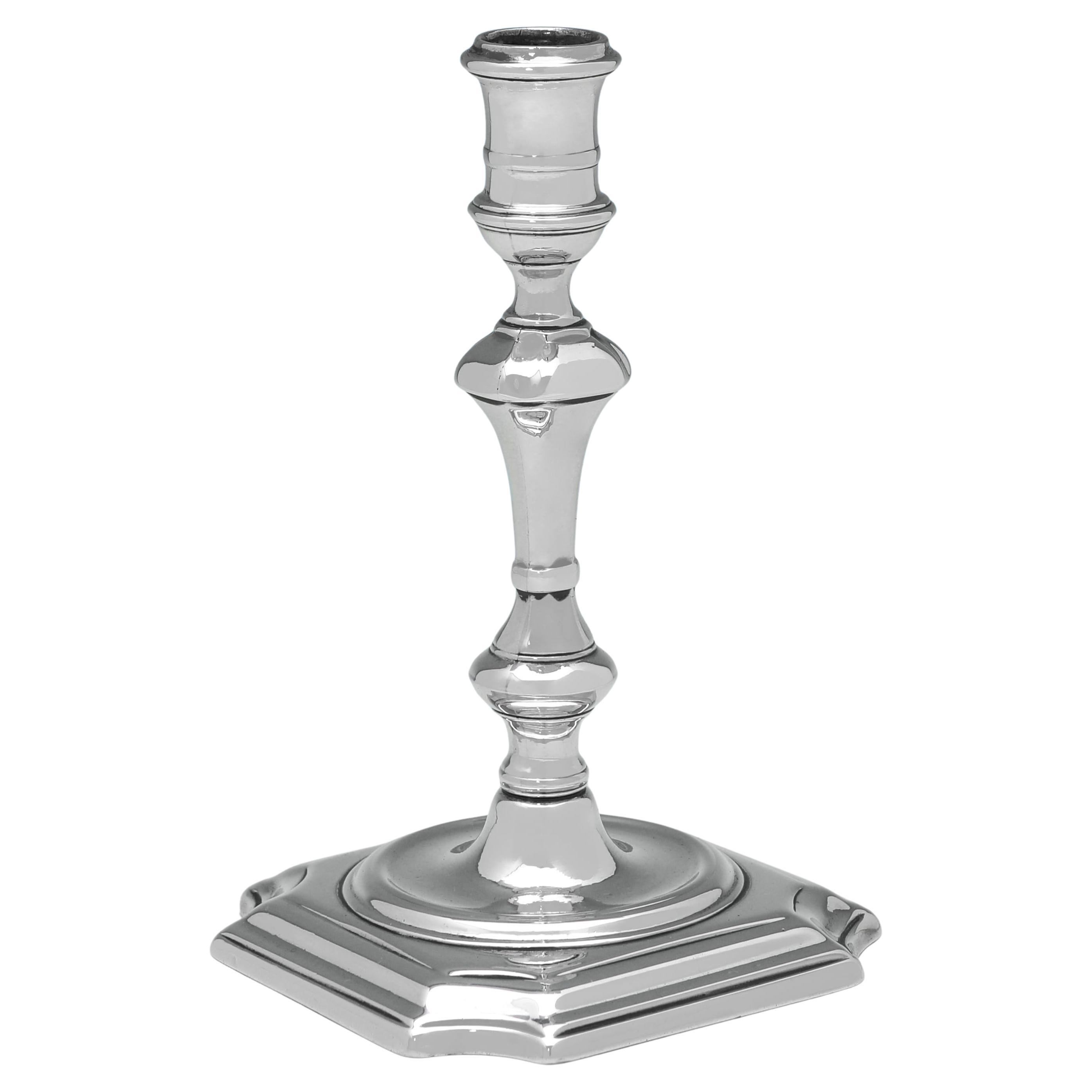 Taperstick aus Sterlingsilber aus der Zeit Georgs II., gestempelt in London 1729