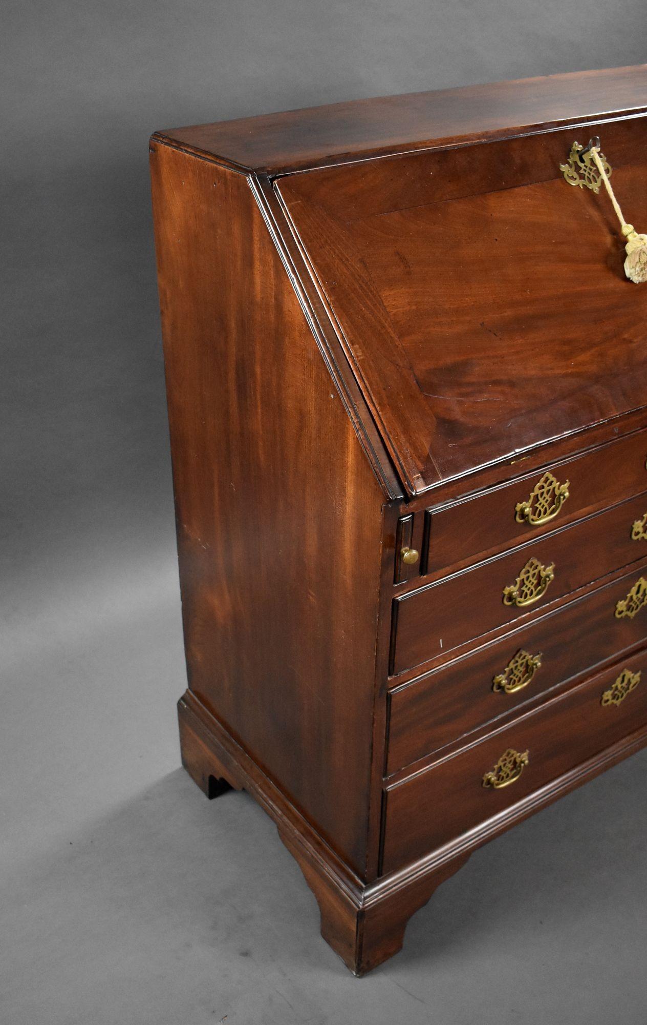 George II Red Walnut Bureau In Good Condition For Sale In Chelmsford, Essex