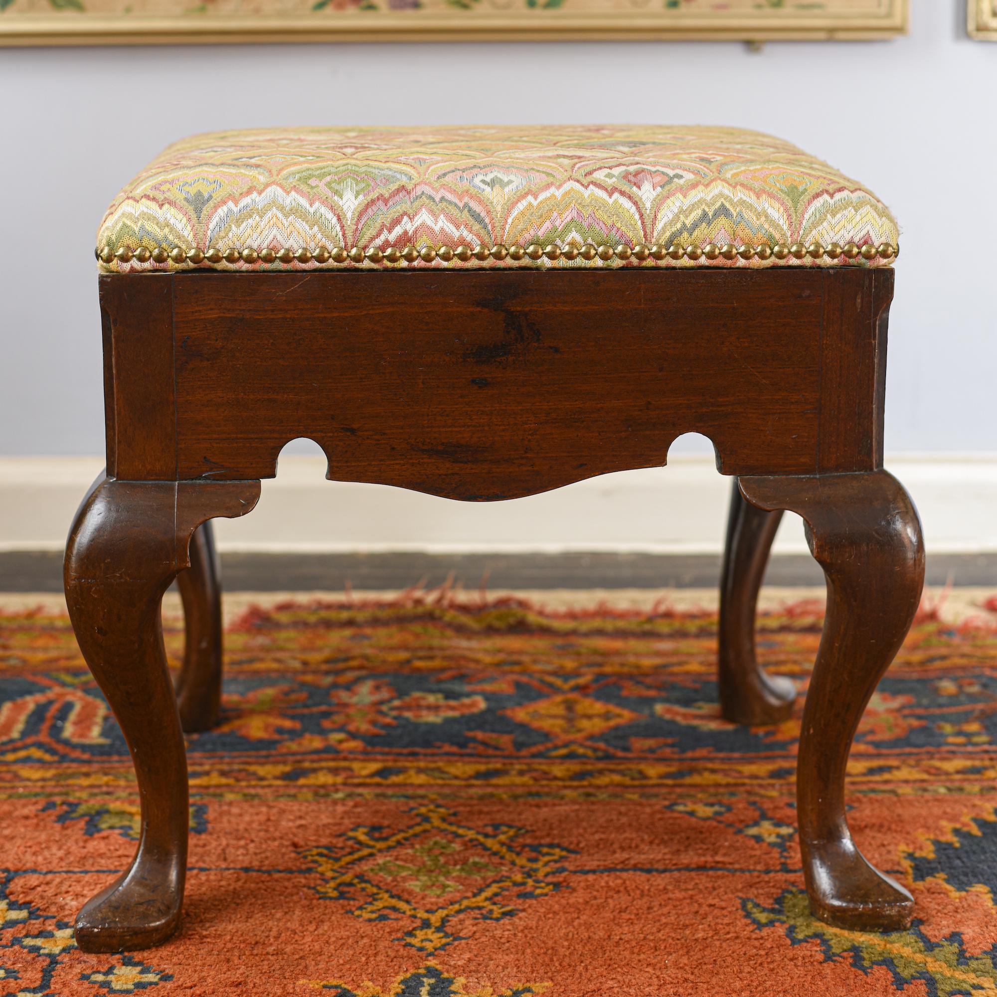 George II Red Walnut Stool In Good Condition For Sale In Lymington, GB