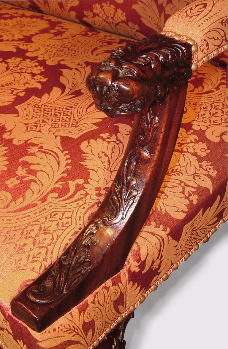 Gepolstertes Mahagoni-Settee aus geschnitztem Mahagoni im Stil George II. im Zustand „Gut“ im Angebot in London, GB