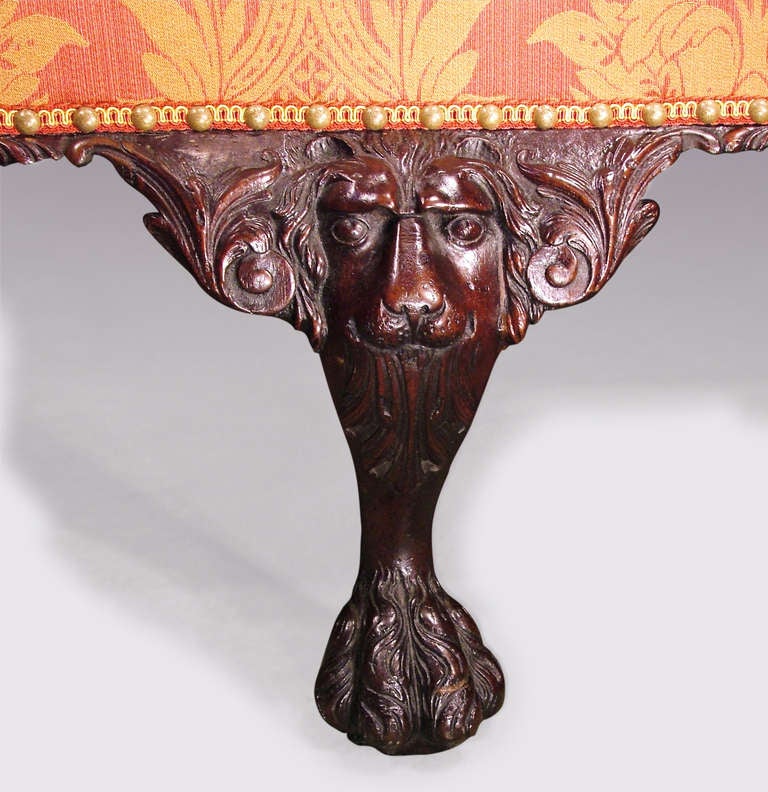 Gepolstertes Mahagoni-Settee aus geschnitztem Mahagoni im Stil George II. (19. Jahrhundert) im Angebot
