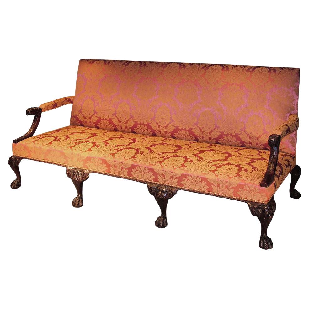 Petit canapé tapissé en acajou sculpté de style revival George II