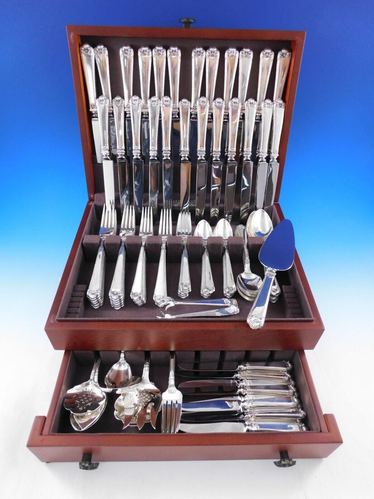 Monumental George II Rex Hand Chased By Watson sterling silver Dinner and Luncheon Size Flatware service, 105 pieces. Ce modèle est intemporel et merveilleusement lourd. Cet ensemble comprend :

 
12 Couteaux de table avec lames françaises en acier