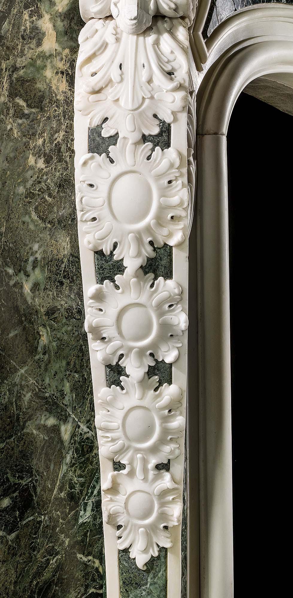 George II. Rokoko-Kamin aus weißem Bildhauermarmor und Verde Antico-Marmor im Zustand „Gut“ im Angebot in London, GB
