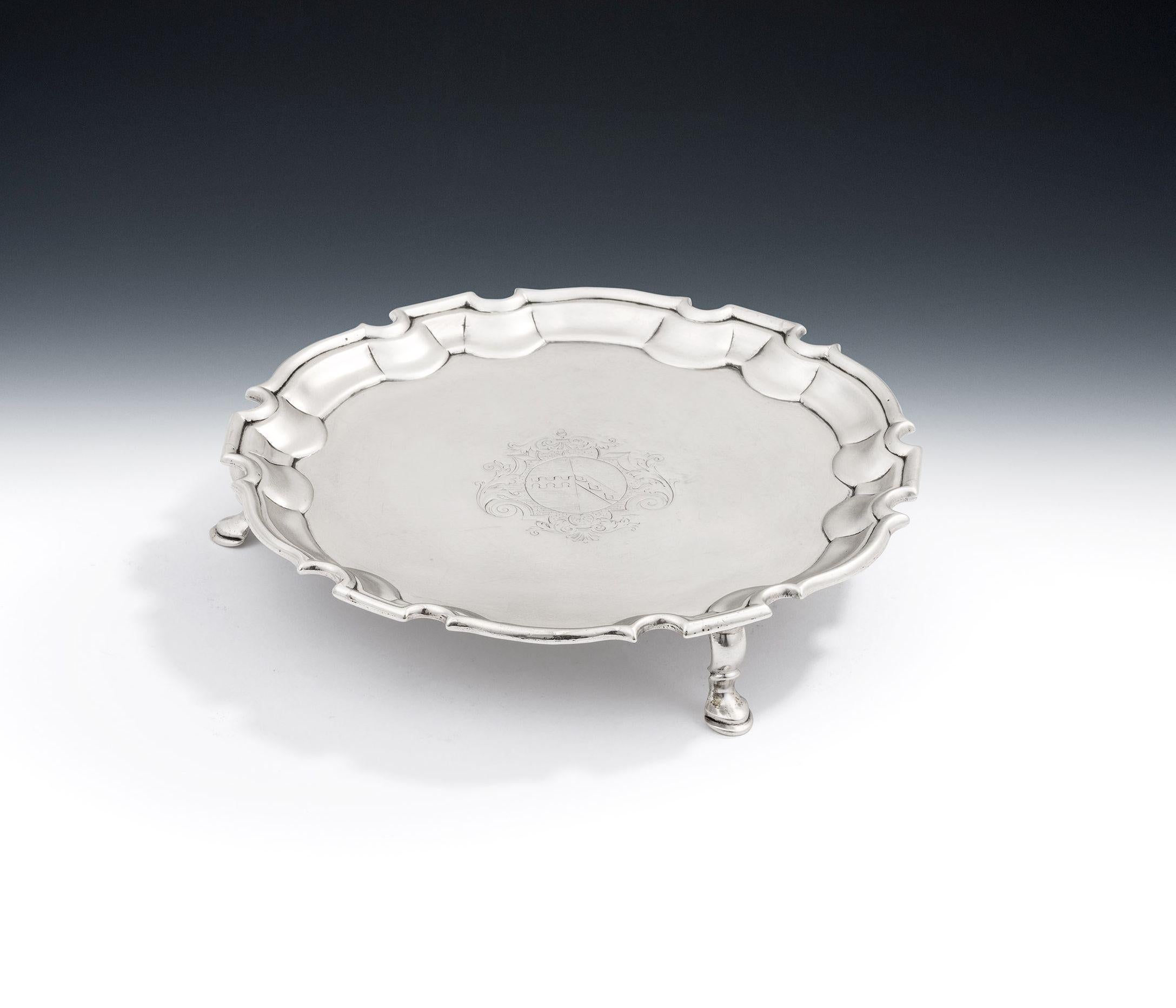 Ein feiner George II Salver, hergestellt in London 1734 von George Hindmarsh.

Der Salver steht auf drei Huffüßen und weist einen erhöhten, gestuften Rand auf.  In der Mitte ist ein zeitgenössisches Wappen eingraviert, das von einer Kartusche mit