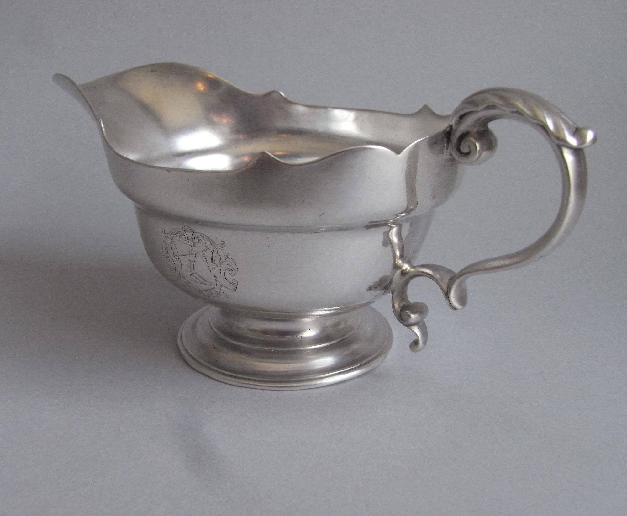 Eine außergewöhnliche George II Sauciere, hergestellt in London um 1731-35 von George Hindmarsh.

Das Sauceboat steht auf einem runden, gegossenen und applizierten Spreizfuß, der mit Rillen verziert ist. Der längliche Hauptkörper hat einen