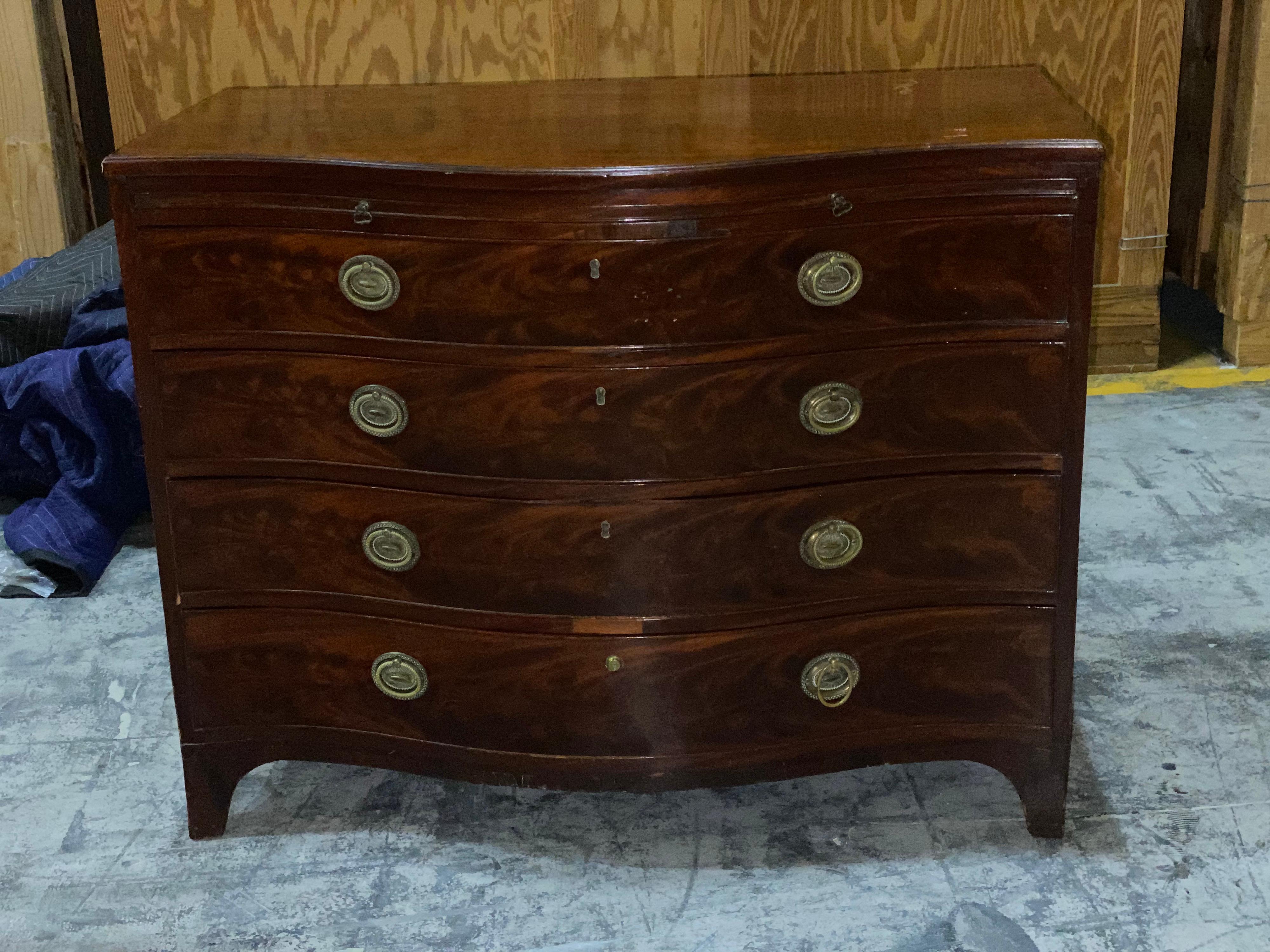 George II serpentine chest of drawers. This Georgian chest of drawers is made from a beautiful walnut wood. Stunning curved frame, molded edged top over 4 drawers and an additional pull out tray.

Condition:
Has visible gouges on the top and