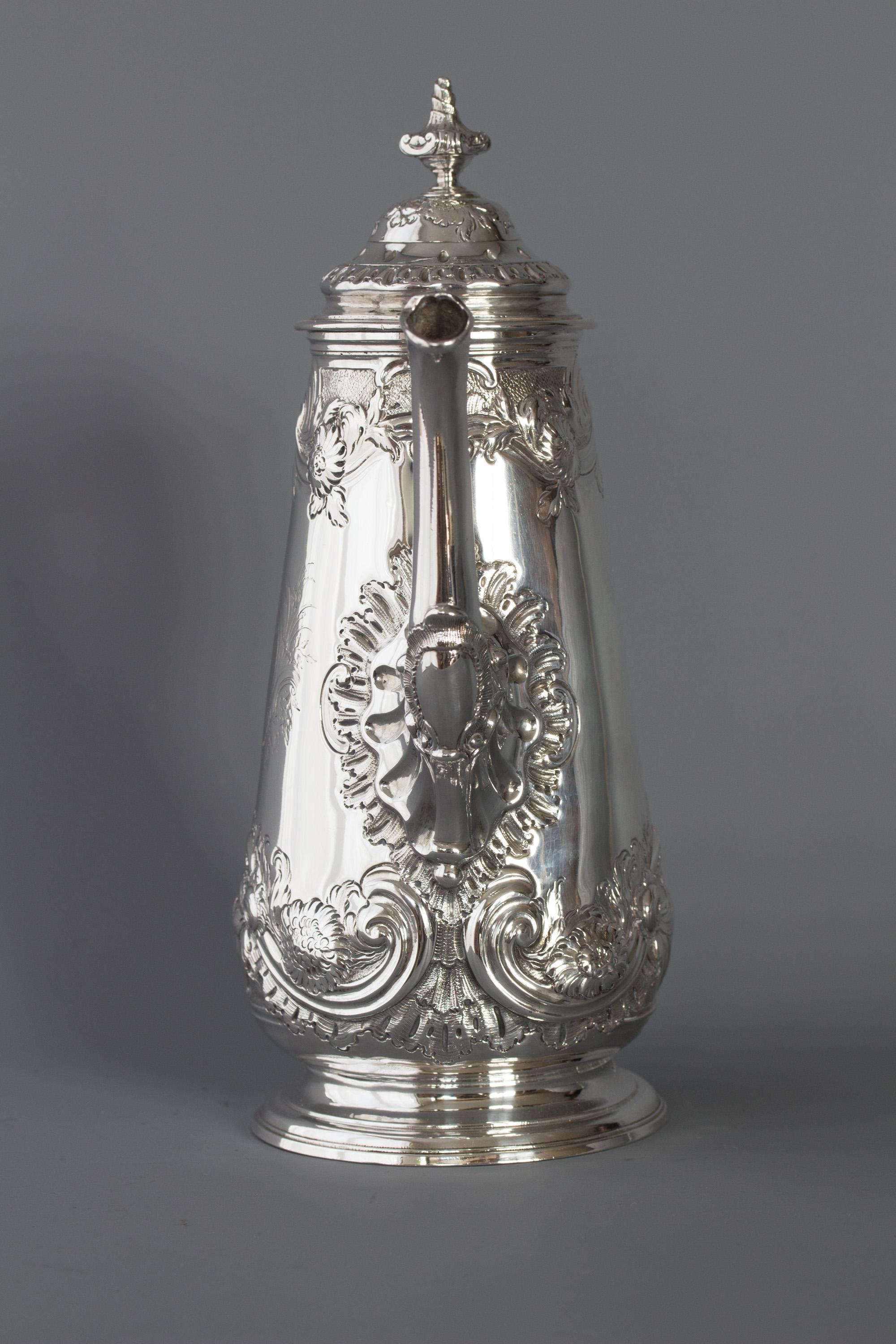 George II Silver Coffee Pot, London 1752 by Samuel Courtauld In Excellent Condition In Cornwall, GB