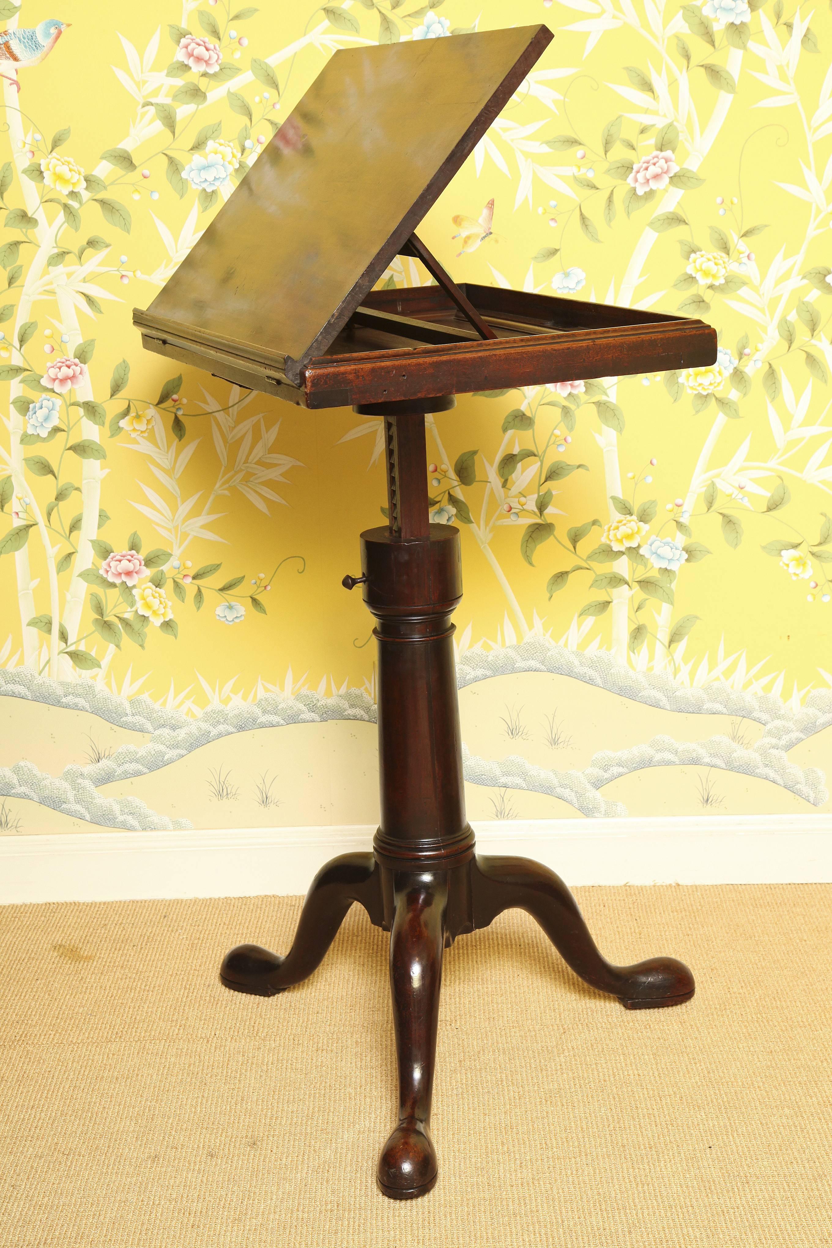 George II Solid Mahogany Fully Adjustable Dictionary Stand, English circa 1740 In Good Condition For Sale In New York, NY