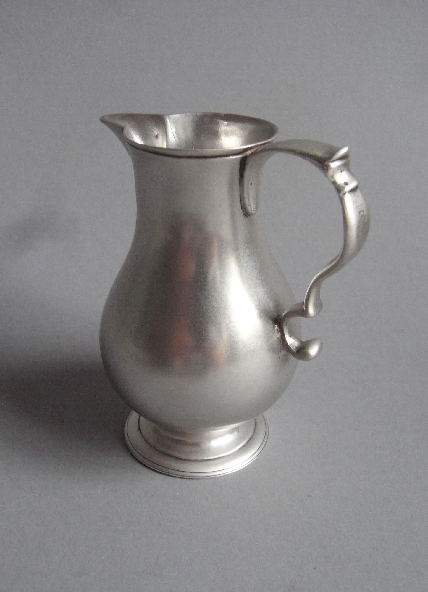 Très belle cruche à crème à bec d'épervier de George II fabriquée à Londres en 1742 par Richard Bayley.

La cruche repose sur un pied circulaire à gradins décoré d'une rosace. Le corps en forme de balustre s'élève jusqu'à un rebord en forme de