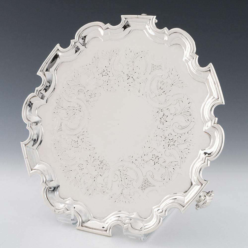 Titolo : Salverino in argento sterling Geogian con incisione
Data : Punzonato a Londra nel 1742 per Philip Garden
Periodo : Giorgio II
Origine: Londra, Inghilterra
Decorazione: bordo in stile Chippendale con motivo floreale cesellato. Tre piedini a