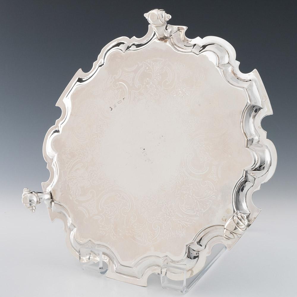 Salver di Giorgio II in argento sterling Londra 1742 In condizioni buone in vendita a Tunbridge Wells, GB