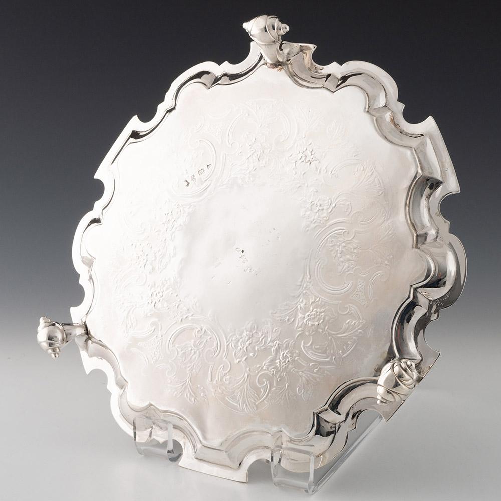 Metà XVIII secolo Salver di Giorgio II in argento sterling Londra 1742 in vendita