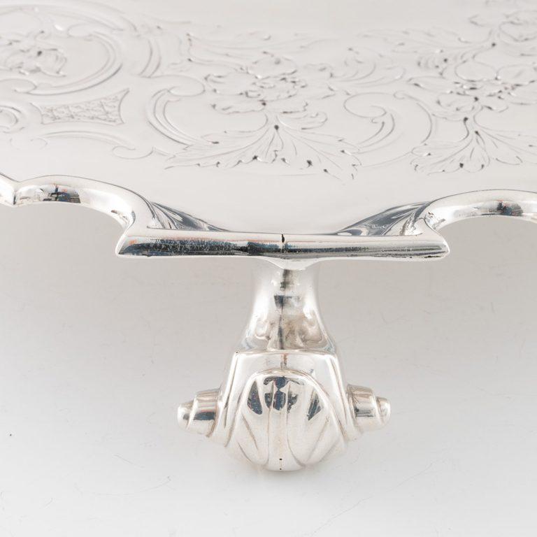 Salver di Giorgio II in argento sterling Londra 1742 in vendita 1