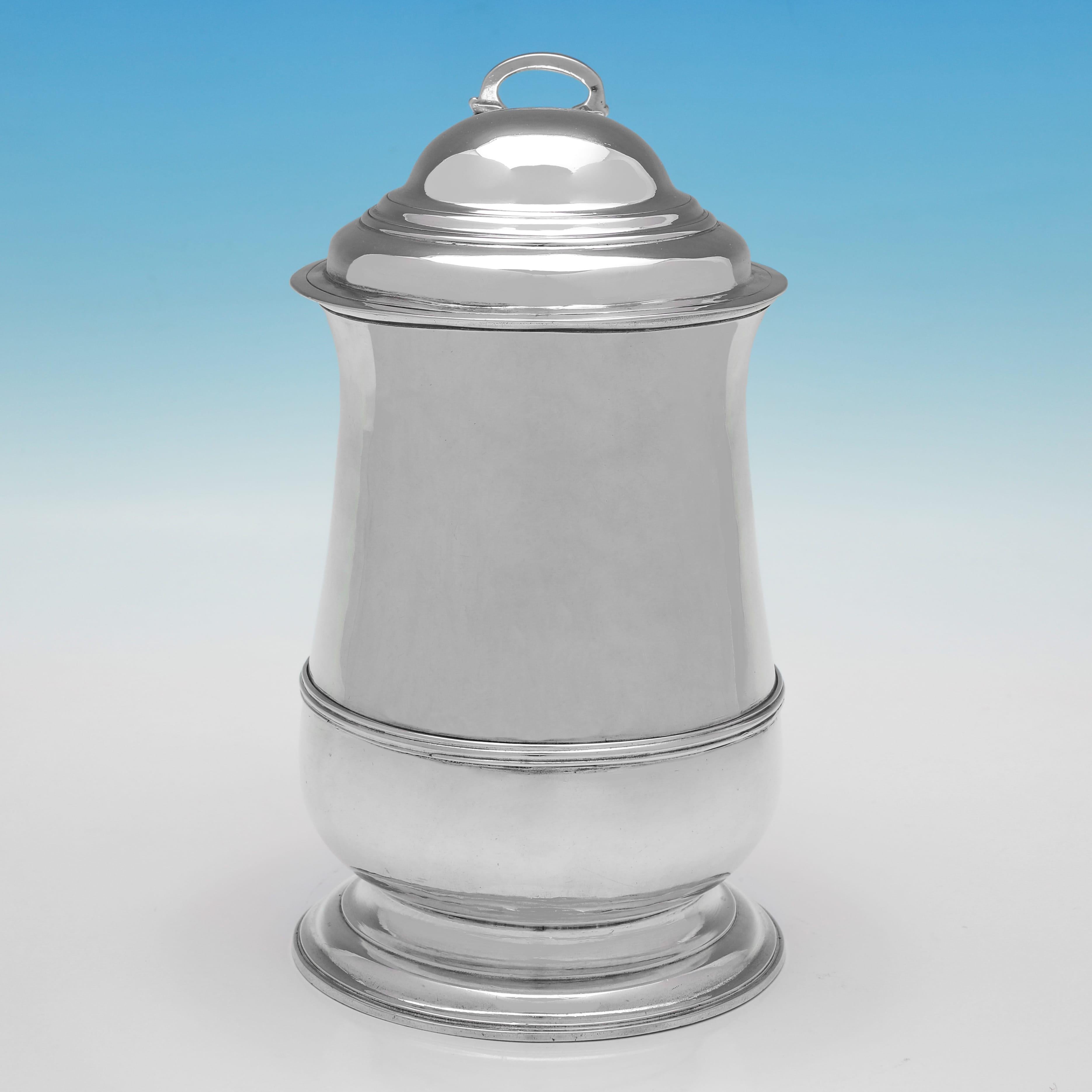 Poinçonnée à Londres en 1751 par William Shaw II & William Preist, cette très belle chope ancienne en argent sterling d'époque George II présente une forme traditionnelle, avec un couvercle bombé et des détails en forme de roseau. La chope mesure