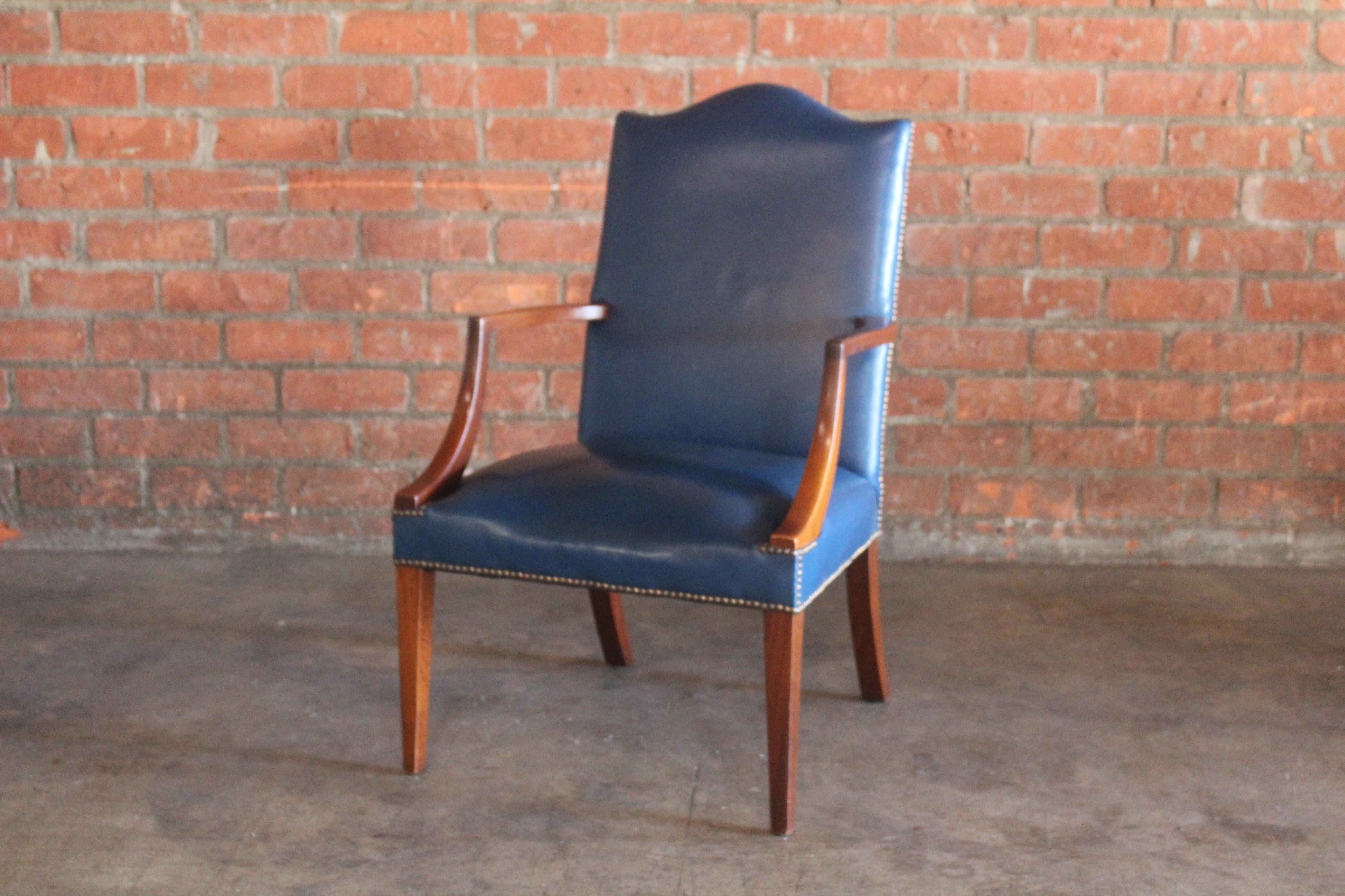 George II Stye Englischer Mahagoni-Sessel in original blauem Leder im Angebot 6