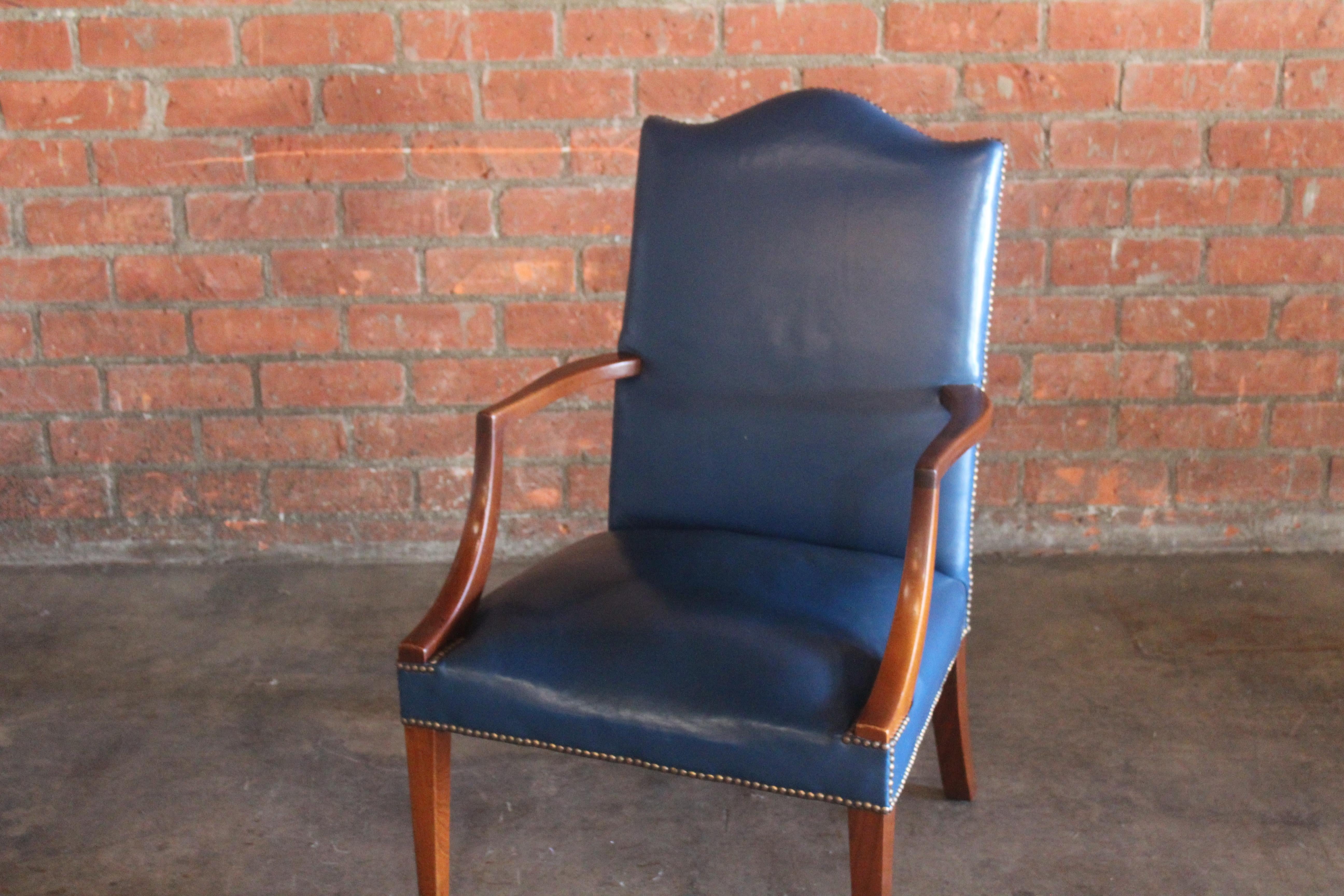 George II Stye Englischer Mahagoni-Sessel in original blauem Leder im Angebot 7