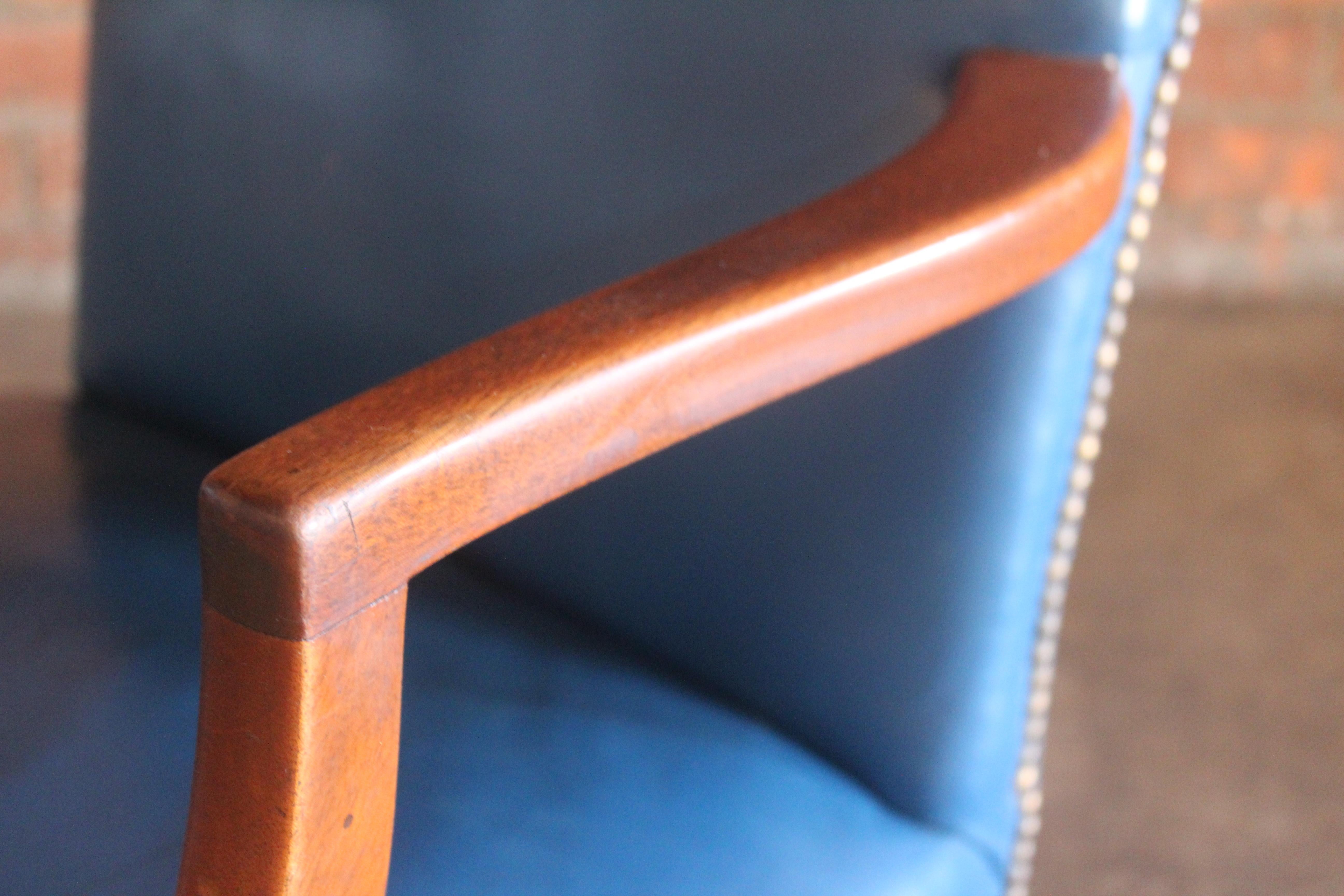 George II Stye Englischer Mahagoni-Sessel in original blauem Leder im Angebot 12
