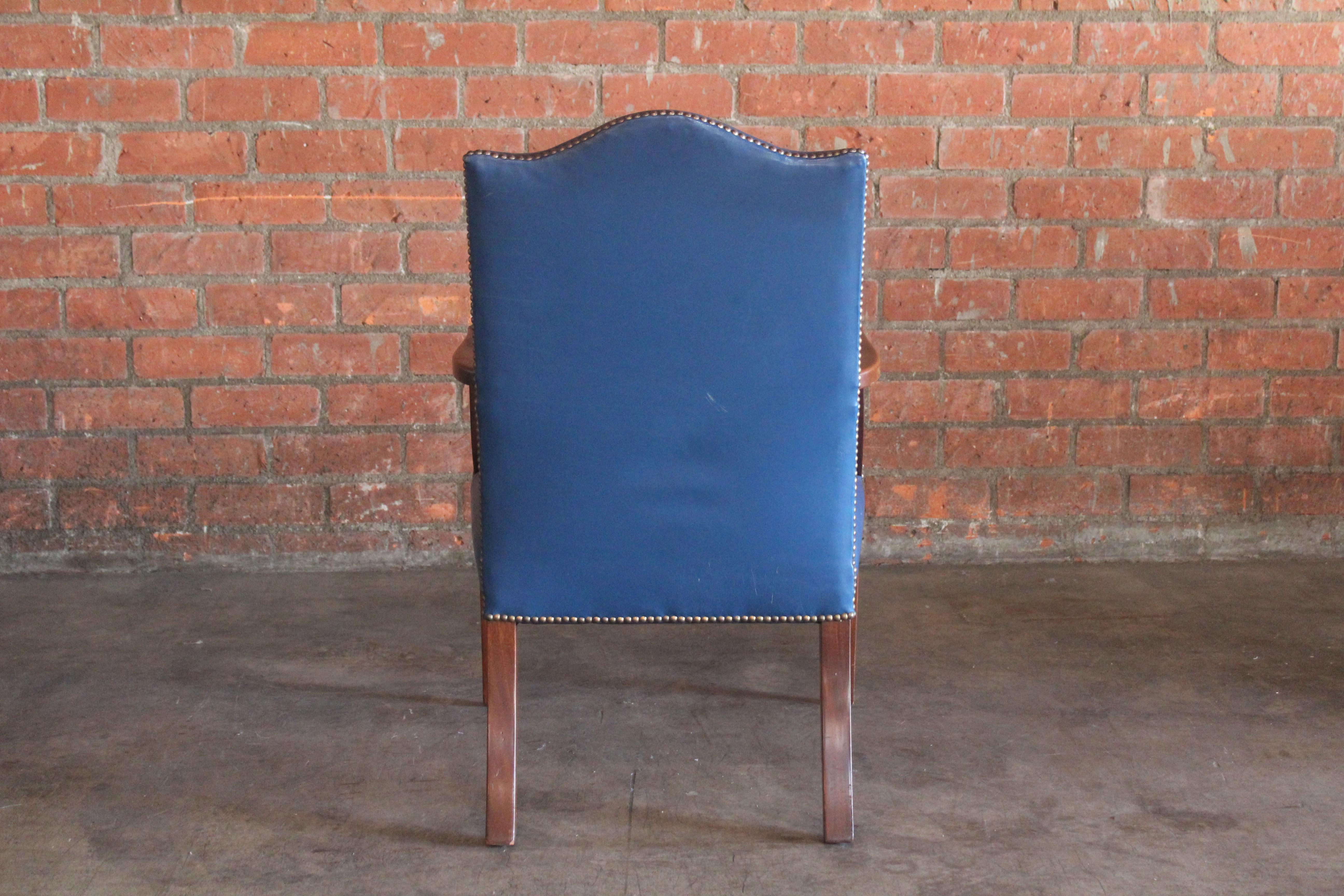 George II Stye Englischer Mahagoni-Sessel in original blauem Leder im Angebot 1