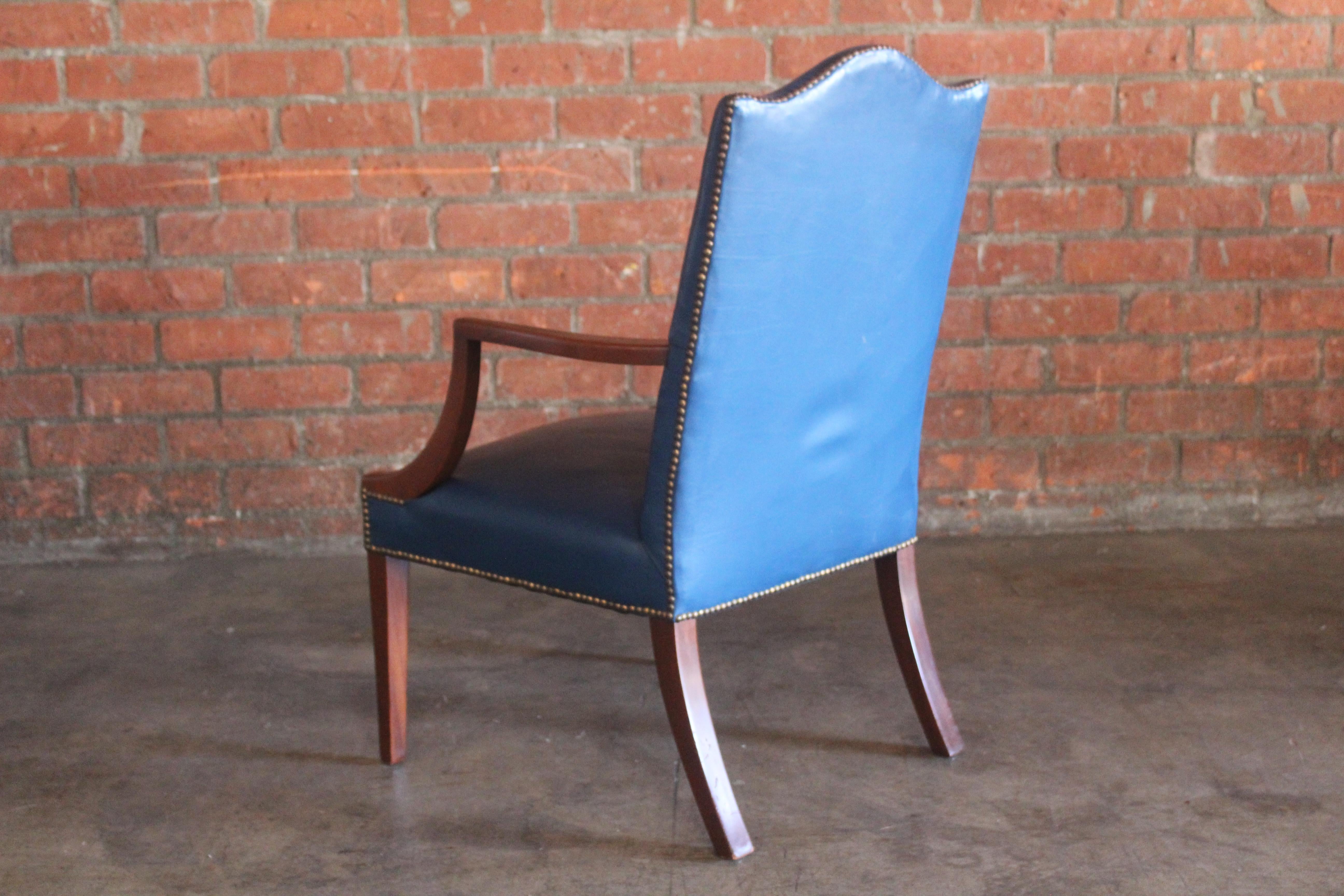 George II Stye Englischer Mahagoni-Sessel in original blauem Leder im Angebot 2