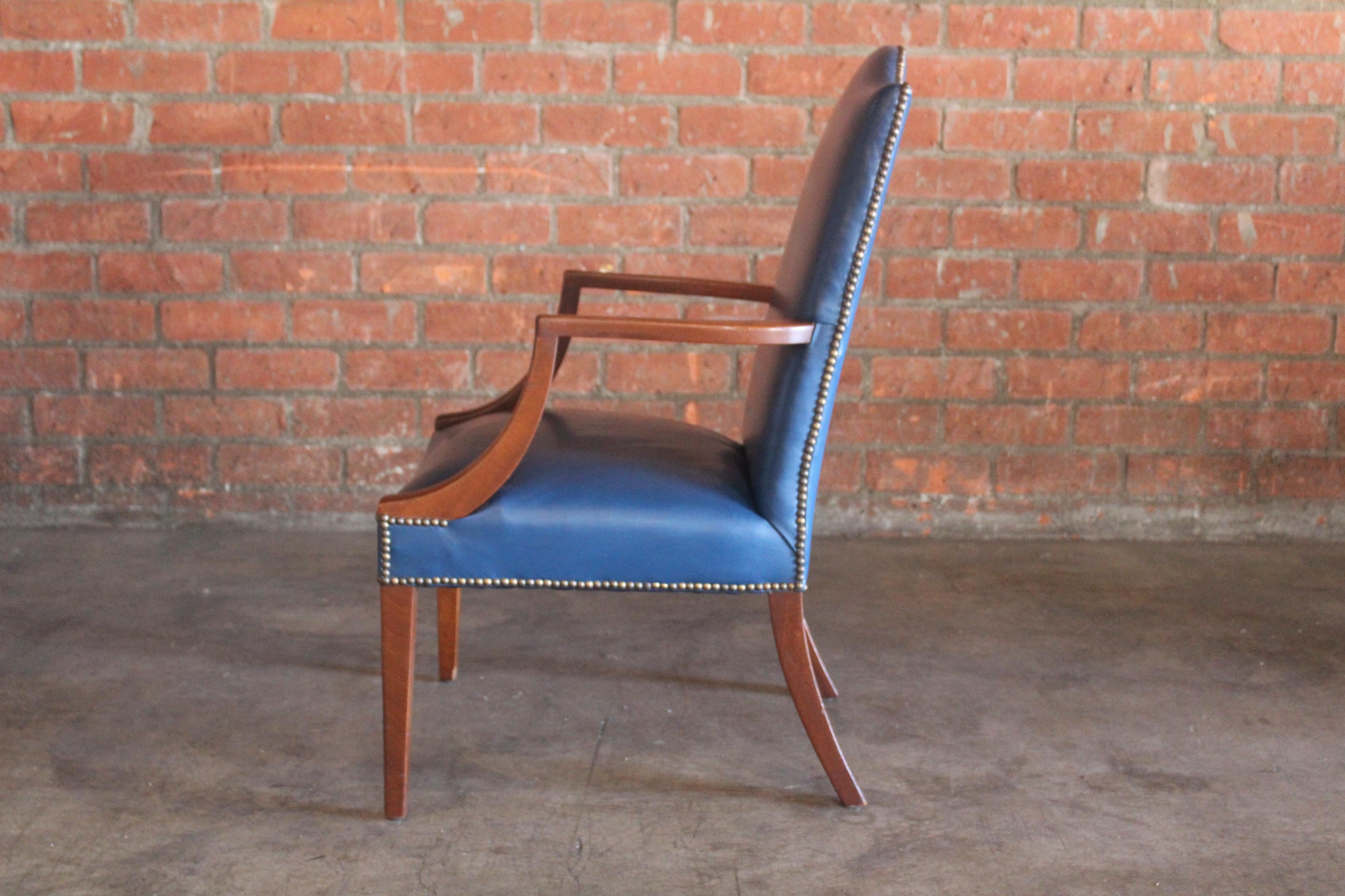George II Stye Englischer Mahagoni-Sessel in original blauem Leder im Angebot 3