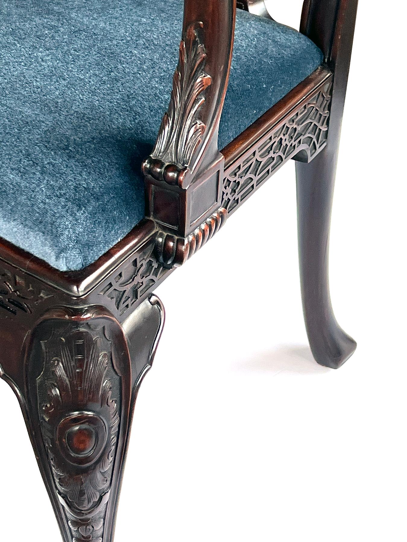 Chaise à accoudoirs en acajou sculpté de style George II en vente 3